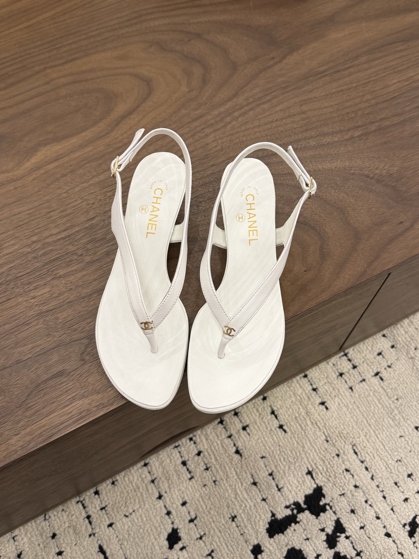 NO:869743,Spot Sale *|| Thumb-toe high-heeled slippers [top high-end quality from major manufacturers] This summer's must-have 'high-end feeling of stepping on clouds' - are you ready to welcome your own Chanel summer?  Upper: cowhide, lining sheepskin Outsole: Italian genuine leather sole Heel height: 5cm Packing: with airplane box19860909Spot Sale  *||  夹趾高跟拖鞋【大厂顶级高端品质】 今夏必备的“踩在云朵上的高级感”—— 你,准备好迎接属于你的香奈儿夏日了吗？ 鞋面: 牛皮 内里羊皮 大底:意大利真皮底 跟高: 5cm 包装: 带飞机盒10 35、36、37、38、39、(34/40/41 需要定做跟客服♂沟通),分趾鞋,chanel,slippers,cowhide,sheepskin,Women's Shoes