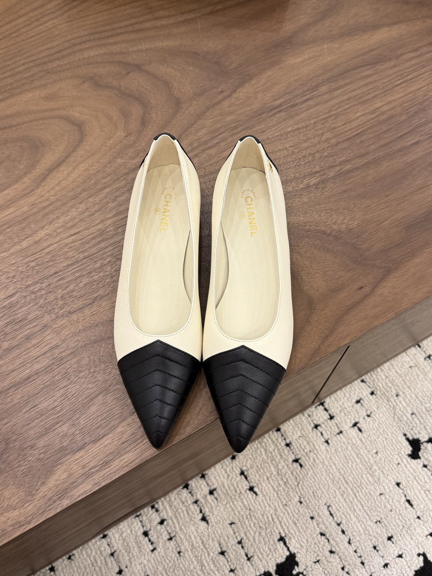 NO:869771,Spot Sale *|| Pointed toe high heels official website model [top high-end quality from major manufacturers] Two-color pointy toe shoes, interpreting French modernity with elegant lines and contrasting color design. Black and white, red and black, olive green, off-white and other colors, either calm or bright, suitable for commuting, dating, dinner and other occasions. Upper: cowhide, lining sheepskin, padding sheepskin Outsole: Italian genuine leather sole Heel height: 9cm/2cm Packing: with airplane box 10  35, 36, 37, 38, 39, (34/40/41 need to be customized and communicate with customer service), high heels, single shoes, high heels, cowhide, sheepskin19860909Spot Sale  *||  尖头高跟官网款【大厂顶级高端品质】 双色尖头鞋,以优雅线条与撞色设计诠释法式摩登.黑白、红黑、橄榄绿、米白等配色,或沉稳或明艳,适配通勤、约会、晚宴等多种场合. 鞋面: 牛皮 内里羊皮 垫脚羊皮 大底:意大利真皮底 跟高: 9cm/2cm 包装: 带飞机盒10 35、36、37、38、39、(34/40/41 需要定做跟客服♂沟通),高跟鞋单鞋,high heels,cowhide,sheepskin,Women's Shoes