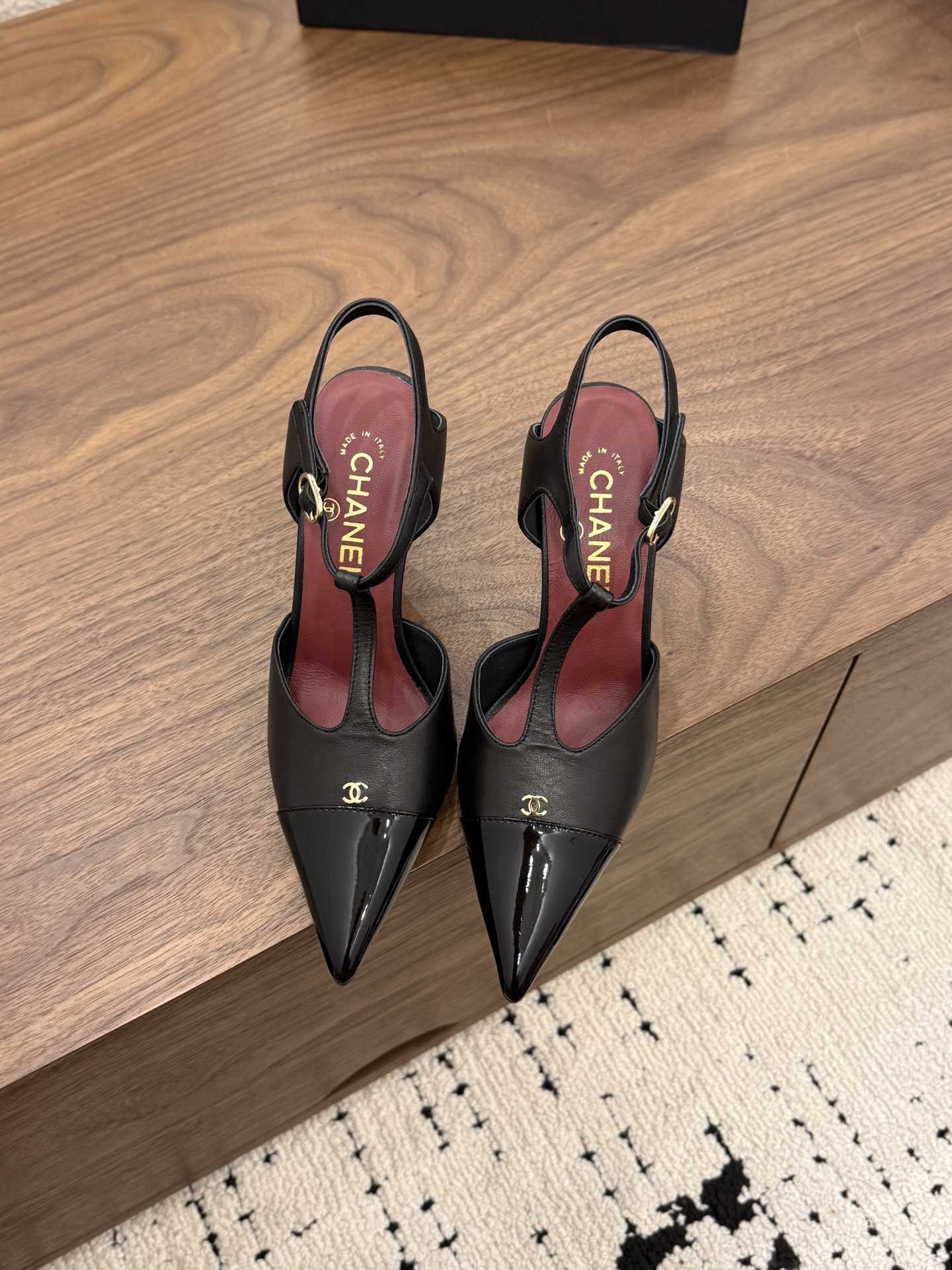 NO:870777,Spot Sale *|| Pointed-toe high-heeled shoes [Top high-end quality from major manufacturers] Pointed-toe shape elongates the leg line, showing female femininity and strength. Black patent leather toe splicing, classic double C logo is a low-key finishing touch. Back empty T-strap + metal buckle, retro and refined, swaying when walking. Upper: cowhide, lining sheepskin, foot pad sheepskin. Outsole: Italian leather sole. Packing: with airplane box 10  35, 36, 37, 38, 39, (34/40/41 need to be customized and communicate with customer service), high-heeled sandals, sandals, high heels, cowhide, sheepskin19860909Spot Sale  *||  尖头高跟鞋【大厂顶级高端品质】 尖头造型拉长腿部线条,尽显女性柔美与力量 黑色漆皮鞋头拼接,经典双C标志低调点睛 后空T字带+金属扣,复古又精致,步履间摇曳生姿 鞋面: 牛皮 内里羊皮 垫脚羊皮 大底:意大利真皮底 包装: 带飞机盒10 35、36、37、38、39、(34/40/41 需要定做跟客服♂沟通),高跟鞋凉鞋,sandals,high heels,cowhide,sheepskin,Women's Shoes