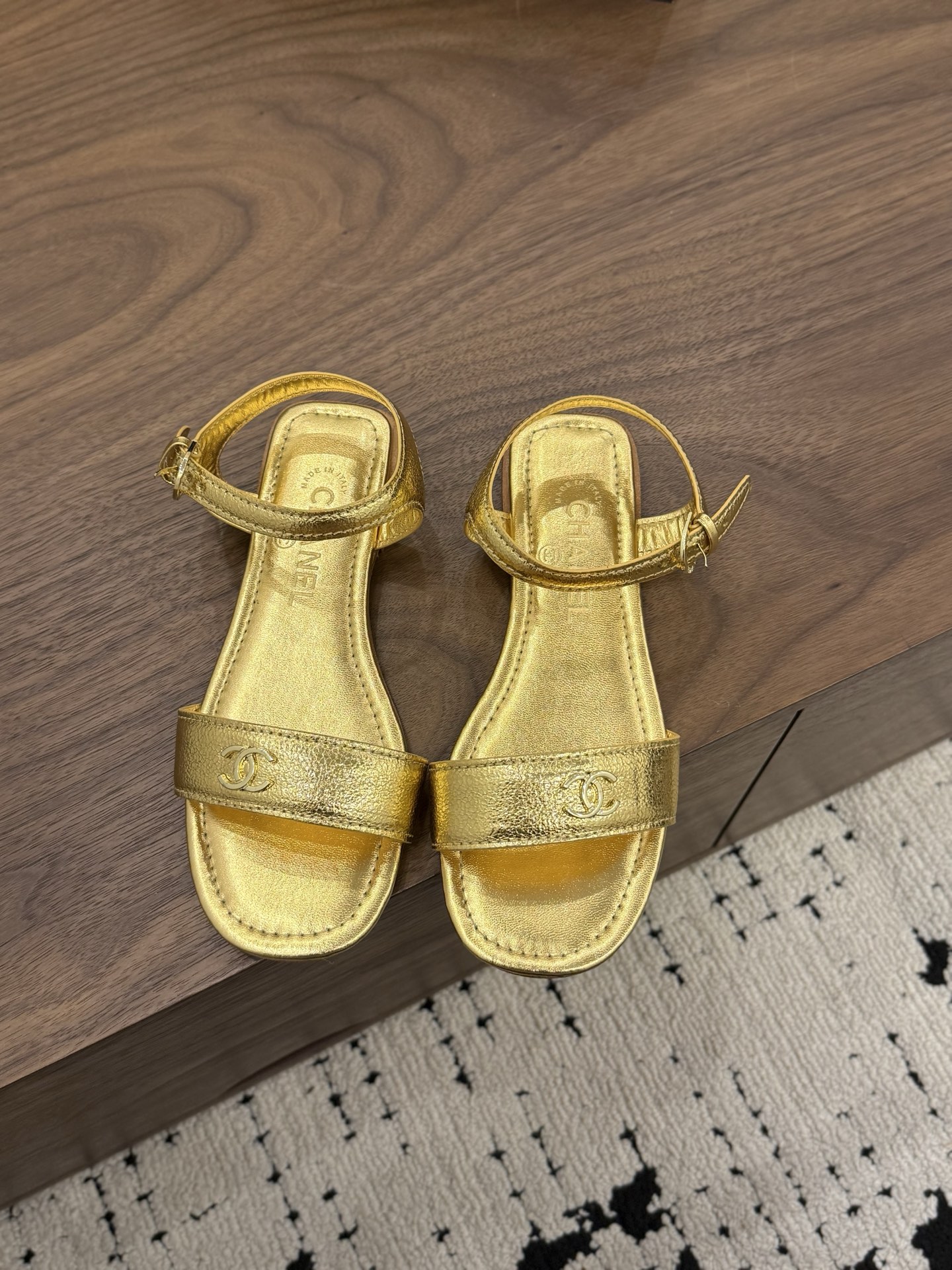 NO:870768,Spot Sale *|| Roman Holiday Slippers [Top high-end quality from a major manufacturer] Classic double-C metal buckle, instantly recognizable Xiang family genes, full of sophistication; Retro pig cage shoe shape + low heel design, modify the foot shape to show longer legs, walking steadily without tiring the feet; Four colors available: off-white fresh, goose yellow gentle, burgundy retro, black versatile, contracted to be worn in all seasons!  Upper: cowhide, lining sheepskin Outsole: Italian genuine leather sole Heel height: 1cm Packing: with airplane box19860909Spot Sale  *||  罗马假日度假拖鞋【大厂顶级高端品质】 经典双C金属扣,一眼识得的香家基因,精致感拉满； 复古猪笼鞋型+低跟设计,修饰脚型显腿长,走路稳当不累脚； 四色可选米白清新、鹅黄温柔、酒红复古、黑色百搭,承包四季穿搭！ 鞋面: 牛皮 内里羊皮 大底:意大利真皮底 跟高: 1cm 包装: 带飞机盒10 35、36、37、38、39、(34/40/41 需要定做跟客服♂沟通),凉鞋,chanel,sandals,slippers,cowhide,sheepskin,Women's Shoes