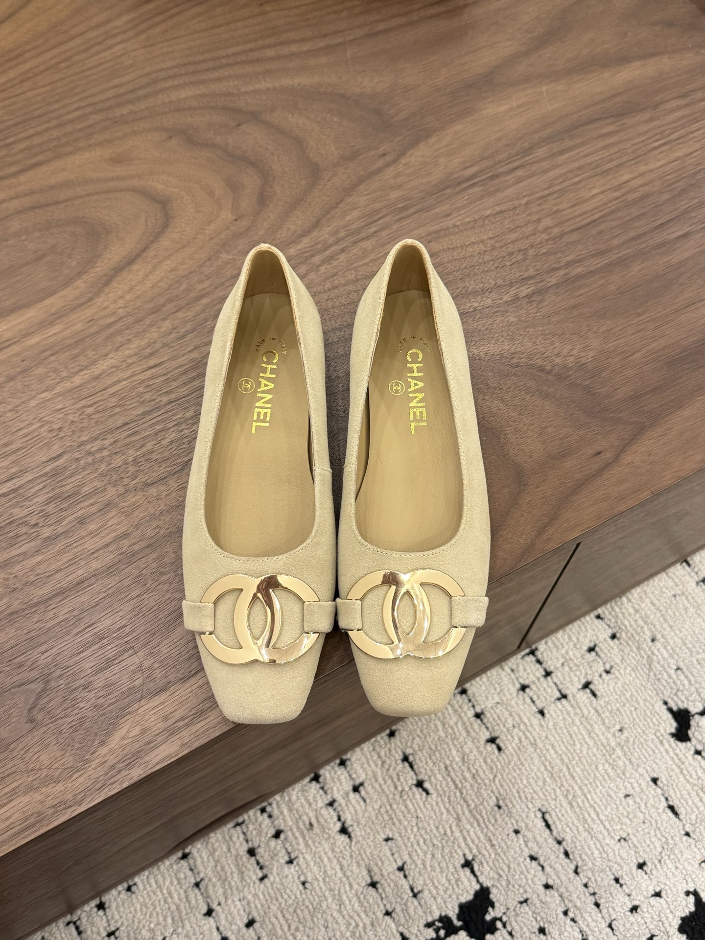 NO:870751,Spot Sale *|| Loafer catwalk style [top high-end quality from a major manufacturer] Classic round toe shallow silhouette, with aged gold double C metal buckle, elegance and recognition coexist. The right stiletto height not only modifies the leg line, but also takes into account the comfortable walking. Whether it is the soft touch of sheepskin or the glossy flow of patent leather, every detail interprets the low-key luxury of 'old money style'. Upper: cowhide/sheepskin, lining sheepskin, padding sheepskin  Outsole: Italian genuine leather sole Heel height: 1cm Packing: with airplane box19860909Spot Sale  *||  乐福鞋走秀款【大厂顶级高端品质】 经典圆头浅口 silhouette,搭配做旧金质感双C金属扣,优雅与辨识度并存.恰到好处的细跟高度,既修饰腿部线条,又兼顾舒适步履.无论是羊皮的柔软触感,还是漆皮的光泽流转,每一处细节都在诠释“老钱风”的低调奢华 鞋面: 牛皮/羊皮 内里羊皮 垫脚羊皮 大底:意大利真皮底 跟高: 1cm 包装: 带飞机盒10 35、36、37、38、39、(34/40/41 需要定做跟客服♂沟通),高跟鞋单鞋,loafers,high heels,cowhide,sheepskin,Women's Shoes