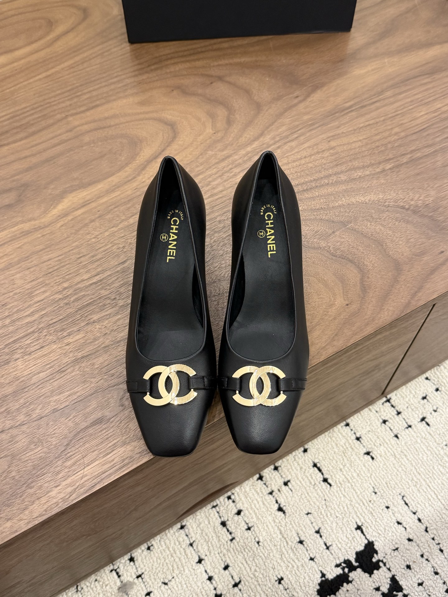 NO:876563,*|| Small square-toe high-heeled catwalk model [top high-end quality from a major manufacturer] Classic shallow silhouette, paired with old gold-textured double-C metal buckles, elegance and recognition coexist. The right stiletto height not only modifies the leg line, but also takes into account comfortable walking. Whether it is the soft touch of sheepskin or the glossy flow of patent leather, every detail interprets the low-key luxury of 'old money style'. Upper: cowhide/sheepskin, lining sheepskin, padding sheepskin  Outsole: Italian genuine leather sole Heel height: 8.5cm/6.5cm Packing: with airplane box19860909*||  小方头高跟走秀款【大厂顶级高端品质】 经典浅口 silhouette,搭配做旧金质感双C金属扣,优雅与辨识度并存.恰到好处的细跟高度,既修饰腿部线条,又兼顾舒适步履.无论是羊皮的柔软触感,还是漆皮的光泽流转,每一处细节都在诠释“老钱风”的低调奢华 鞋面: 牛皮/羊皮 内里羊皮 垫脚羊皮 大底:意大利真皮底 跟高: 8.5cm/6.5cm 包装: 带飞机盒10 35、36、37、38、39、(34/40/41 需要定做跟客服♂沟通),高跟鞋单鞋,high heels,cowhide,sheepskin,Women's Shoes