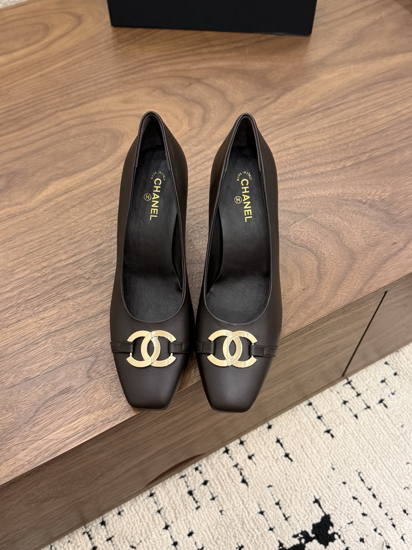NO:870760,Spot Sale *|| Small square toe high heel catwalk model [top high-end quality from a major manufacturer] Classic shallow silhouette, paired with old gold texture double C metal buckle, elegance and recognition coexist. The right stiletto height not only modifies the leg line, but also takes into account the comfortable walking. Whether it is the soft touch of sheepskin or the glossy flow of patent leather, every detail interprets the low-key luxury of 'old money style'. Upper: cowhide/sheepskin, lining sheepskin, padding sheepskin  Outsole: Italian genuine leather sole Heel height: 8.5cm/6.5cm Packing: with airplane box19860909Spot Sale  *||  小方头高跟走秀款【大厂顶级高端品质】 经典浅口 silhouette,搭配做旧金质感双C金属扣,优雅与辨识度并存.恰到好处的细跟高度,既修饰腿部线条,又兼顾舒适步履.无论是羊皮的柔软触感,还是漆皮的光泽流转,每一处细节都在诠释“老钱风”的低调奢华 鞋面: 牛皮/羊皮 内里羊皮 垫脚羊皮 大底:意大利真皮底 跟高: 8.5cm/6.5cm 包装: 带飞机盒10 35、36、37、38、39、(34/40/41 需要定做跟客服♂沟通),高跟鞋单鞋,high heels,cowhide,sheepskin,Women's Shoes