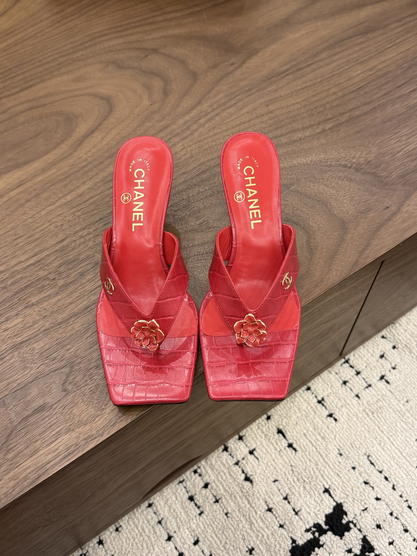 NO:870744,Spot Sale *|| [Top high-end quality from major manufacturers] The beauty of the shoe cabinet! The metallic camellia collection is amazing. From the gentle nude suede, to the classic black and white minimalism, to the eye-catching retro red and green crocodile embossing, every pair fits my aesthetic point!  The square toe design makes your legs slimmer, and the metallic camellia is exquisite and high-end. Whether it is paired with jeans, a small skirt or a long holiday dress, you can easily achieve French elegance. Today is also a day to pay for your appearance!  Upper: stone pattern/cowhide/sheep leather, lining sheepskin, padding sheepskin, outsole: Italian leather sole, heel height: 8cm, packaging: with airplane box 10 35, 36, 37, 38, 39, (34/40/41 need to be customized and communicate with customer service), split-toe shoes, skirts, jeans, cowhide, sheepskin, sheep, chamois leather19860909Spot Sale  *|| 【大厂顶级高端品质】 鞋柜里的颜值担当! 金属山茶花合集太绝了 从温柔的裸色麂皮,到经典的黑白极简,再到吸睛的复古红绿鳄鱼压纹,每一双都长在我的审美点上！ 方头设计显脚瘦,金属山茶花精致又高级,不管是搭配牛仔裤、小裙子还是度假风长裙,都能轻松拿捏法式优雅. 今天也是为颜值买单的一天！ 鞋面: 石头纹/牛皮/羊京 内里羊皮 垫脚羊皮 大底:意大利真皮底 跟高: 8cm 包装: 带飞机盒10 35、36、37、38、39、(34/40/41 需要定做跟客服♂沟通),分趾鞋,skirts,jeans,cowhide,sheepskin,sheep,chamois leather,Women's Shoes