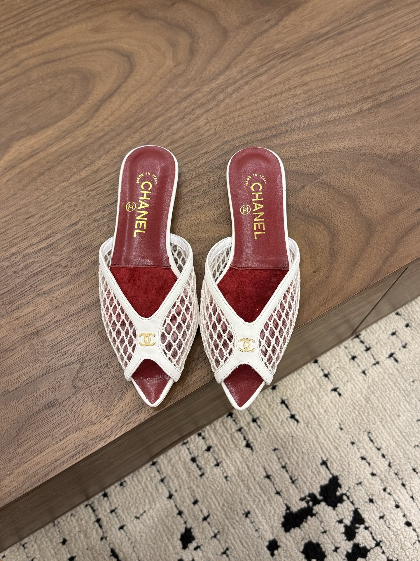 NO:873818,Spot Sale *|| Mesh slippers [Top high-end quality from major manufacturers] Mesh Mules | Red sole + mesh = a perfect combination!  The pointed toe makes you look slimmer, breathable and not tiring on your feet. The three colors of white/beige/black are super versatile~ You can wear it for commuting and dating, it’s elegant to the core!  Upper: Mesh, inner mesh, sheepskin for feet, Outsole: Italian leather sole, Heel height: 1cm/4cm/8cm, Packing: with airplane box 10 35, 36, 37, 38, 39, (34/40/41 need to be customized and communicate with customer service), high heels and slippers, high heels, slippers, sheepskin19860909Spot Sale  *||  网面拖鞋【大厂顶级高端品质】 网纱穆勒鞋｜红底+网纱=绝美组合！ 尖头显瘦,透气不累脚, 白/米/黑三色都超百搭～ 通勤约会都能穿,优雅到骨子里！ 鞋面: 网面 内里网面 垫脚羊皮 大底:意大利真皮底 跟高: 1cm/4cm/8cm 包装: 带飞机盒10 35、36、37、38、39、(34/40/41 需要定做跟客服♂沟通),高跟鞋拖鞋,high heels,slippers,sheepskin,Women's Shoes