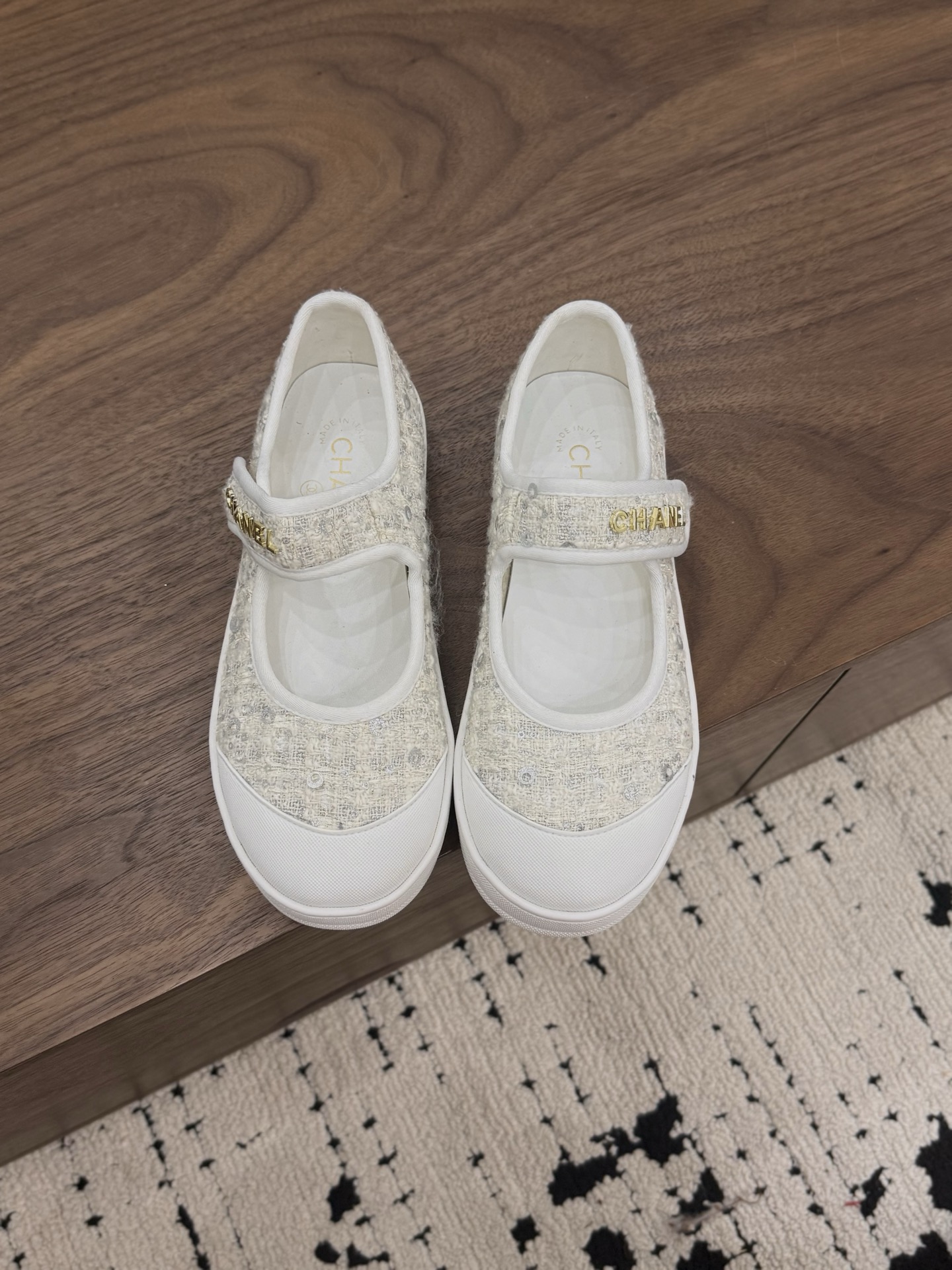 NO:873783,Spot Sale *|| Casual shoes [top high-end quality from major manufacturers] Paired with a pleated skirt + piled socks, the preppy style will make you look 18 years old in seconds; Paired with straight jeans + white T, casual and high-end, super eye-catching for daily outings; Wearing a floral dress, the French atmosphere will be straight away, perfect for vacations and afternoon tea!  Upper: cloth, lining sheepskin, padding sheepskin, outsole: Italian leather sole, heel height: 1cm, packaging: with airplane box 10 35, 36, 37, 38, 39, (34/40/41 need to be customized and communicate with customer service), slippers Mary Jane, mary jane, slippers, skirts, jeans, sheepskin19860909Spot Sale  *||  休闲鞋【大厂顶级高端品质】  配百褶裙+堆堆袜,学院风拉满,秒回18岁；  搭直筒牛仔裤+白T,随性又高级,日常出街超吸睛；  穿碎花连衣裙,法式氛围感直接拉满,度假/下午茶都出片！ 鞋面: 布面 内里羊皮 垫脚羊皮 大底:意大利真皮底 跟高: 1cm 包装: 带飞机盒10 35、36、37、38、39、(34/40/41 需要定做跟客服♂沟通),拖鞋玛丽珍,mary jane,slippers,skirts,jeans,sheepskin,Women's Shoes