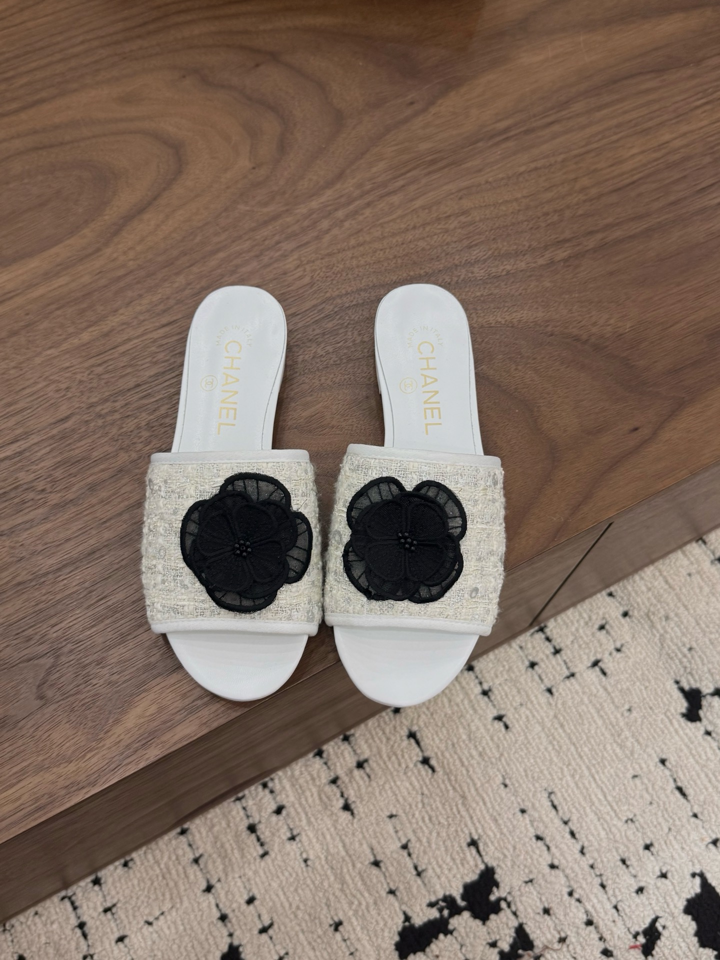 NO:873791,Spot Sale *|| Slip-on slippers [top high-end quality from major manufacturers] Paired with a pleated skirt + piled socks, the preppy style brings you back to 18 years old; Paired with straight jeans + white T, casual and high-end, super eye-catching for daily outings; Wearing a floral dress, the French atmosphere is directly enhanced, and it can be used for vacations and afternoon tea!  Upper: cloth, lining sheepskin, padding sheepskin, outsole: Italian leather sole, heel height: 1cm, packaging: with airplane box 10 35, 36, 37, 38, 39, (34/40/41 need to be customized and communicate with customer service), slippers Mary Jane, mary jane, slippers, skirts, jeans, sheepskin19860909Spot Sale  *||  一字带拖鞋【大厂顶级高端品质】  配百褶裙+堆堆袜,学院风拉满,秒回18岁；  搭直筒牛仔裤+白T,随性又高级,日常出街超吸睛；  穿碎花连衣裙,法式氛围感直接拉满,度假/下午茶都出片！ 鞋面: 布面 内里羊皮 垫脚羊皮 大底:意大利真皮底 跟高: 1cm 包装: 带飞机盒10 35、36、37、38、39、(34/40/41 需要定做跟客服♂沟通),拖鞋玛丽珍,mary jane,slippers,skirts,jeans,sheepskin,Women's Shoes