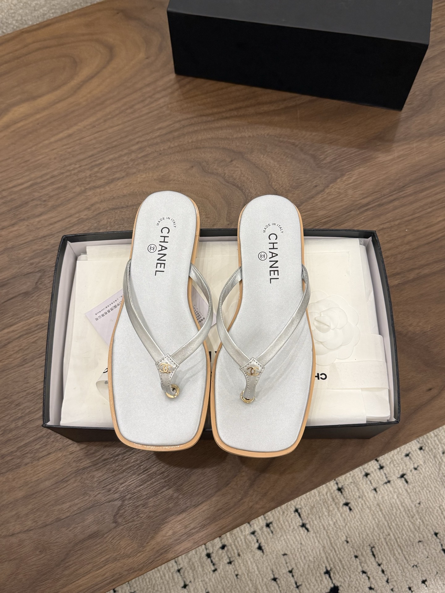 NO:873765,Spot Sale *|| Flip-flop flip flops [Top high-end quality from major manufacturers] Simplicity with a sense of luxury, five colors - silver, gold, white, yellow, black, easy to control different styles and occasions. Whether it is vacation style, commuting style or dinner style, it can add a touch of elegance and casualness to you. The sole is soft and comfortable, and the clip-on design fits the foot shape, showing calmness when walking. Upper: cowhide leather Outsole: Italian genuine leather sole Heel height: 1cm Packaging:  With airplane box 10 35, 36, 37, 38, 39, (34/40/41 need to be customized and communicate with customer service), split-toe shoes, cowhide19860909Spot Sale  *||  人字夹板拖【大厂顶级高端品质】 简约中透着高级感,五款配色——银、金、白、黄、黑,轻松驾驭不同风格与场合.无论是度假风、通勤装还是晚宴造型,都能为你增添一抹优雅与随性.鞋底柔软舒适,夹脚设计贴合足型,行走间尽显从容. 鞋面: 牛皮 大底:意大利真皮底 跟高: 1cm 包装: 带飞机盒10 35、36、37、38、39、(34/40/41 需要定做跟客服♂沟通),分趾鞋,cowhide,Women's Shoes