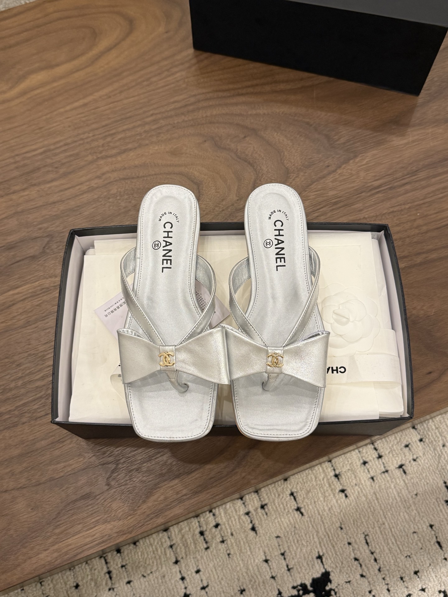 NO:873774,Spot Sale *|| Bow-knot herringbone flip flops [Top high-end quality from major manufacturers] Simplicity with a sense of luxury, five colors - silver, gold, white, yellow, black, easy to control different styles and occasions. Whether it is vacation style, commuting style or dinner style, it can add a touch of elegance and casualness to you. The sole is soft and comfortable, and the clip-on design fits the foot shape, showing calmness when walking. Upper: cowhide leather Outsole: Italian genuine leather sole Heel height: 1cm Packaging:  With airplane box 10 35, 36, 37, 38, 39, (34/40/41 need to be customized and communicate with customer service), split-toe shoes, cowhide19860909Spot Sale  *||  蝴蝶结人字夹板拖【大厂顶级高端品质】 简约中透着高级感,五款配色——银、金、白、黄、黑,轻松驾驭不同风格与场合.无论是度假风、通勤装还是晚宴造型,都能为你增添一抹优雅与随性.鞋底柔软舒适,夹脚设计贴合足型,行走间尽显从容. 鞋面: 牛皮 大底:意大利真皮底 跟高: 1cm 包装: 带飞机盒10 35、36、37、38、39、(34/40/41 需要定做跟客服♂沟通),分趾鞋,cowhide,Women's Shoes