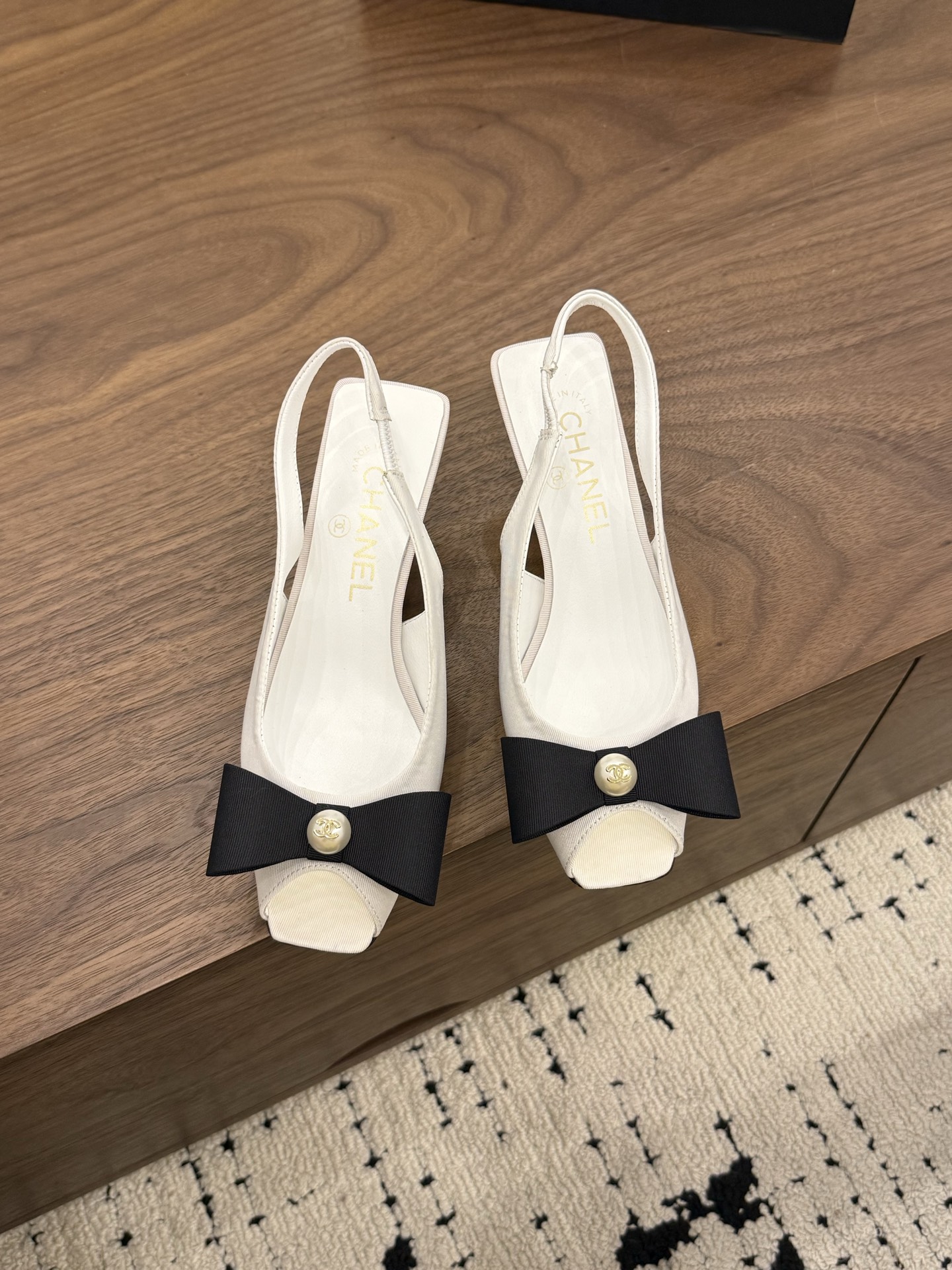NO:873748,Spot Sale *|| Bow-knot pearl fish-mouth shoes [top high-end quality from a major manufacturer] Classic fish-mouth design, with exquisite black bow and pearl buckle, retro and gentle, just like a French socialite~ The slender heels are just right, making you look thinner and taller, and your feet are not tiring when walking. The white color is cool and clean, versatile. The apricot color is warm, soft and waxy, and comes with a soft light filter. The red color is bright and moving, full of aura, perfect for dates and important occasions!  Black is classic and versatile, with a timeless sense of luxury. Pair it with a skirt or a small dress, and the atmosphere will be full!  Upper: satin, lining sheepskin, padding sheepskin, outsole: Italian leather sole, heel height: 6.5cm, packaging: with airplane box 10 35, 36, 37, 38, 39, (34/40/41 need to be customized and communicate with customer service), sandals, sandals, skirts, sheepskin, silk fabric19860909Spot Sale  *||  蝴蝶结珍珠鱼嘴鞋【大厂顶级高端品质】 经典的鱼口设计,搭配精致的黑色蝴蝶结和珍珠扣,复古又温柔,妥妥的法式名媛范儿～ 细跟刚刚好,显瘦又显高,走路也不累脚. 白色清冷干净,百搭不出错. 杏色温柔软糯,自带柔光滤镜. 红色明艳动人,气场全开,超适合约会和重要场合！ 黑色经典百搭,永不过时的高级感. 随便配条裙子或小礼服,氛围感直接拉满！ 鞋面: 绸缎 内里羊皮 垫脚羊皮 大底:意大利真皮底 跟高: 6.5cm 包装: 带飞机盒10 35、36、37、38、39、(34/40/41 需要定做跟客服♂沟通),凉鞋,sandals,skirts,sheepskin,silk fabric,Women's Shoes