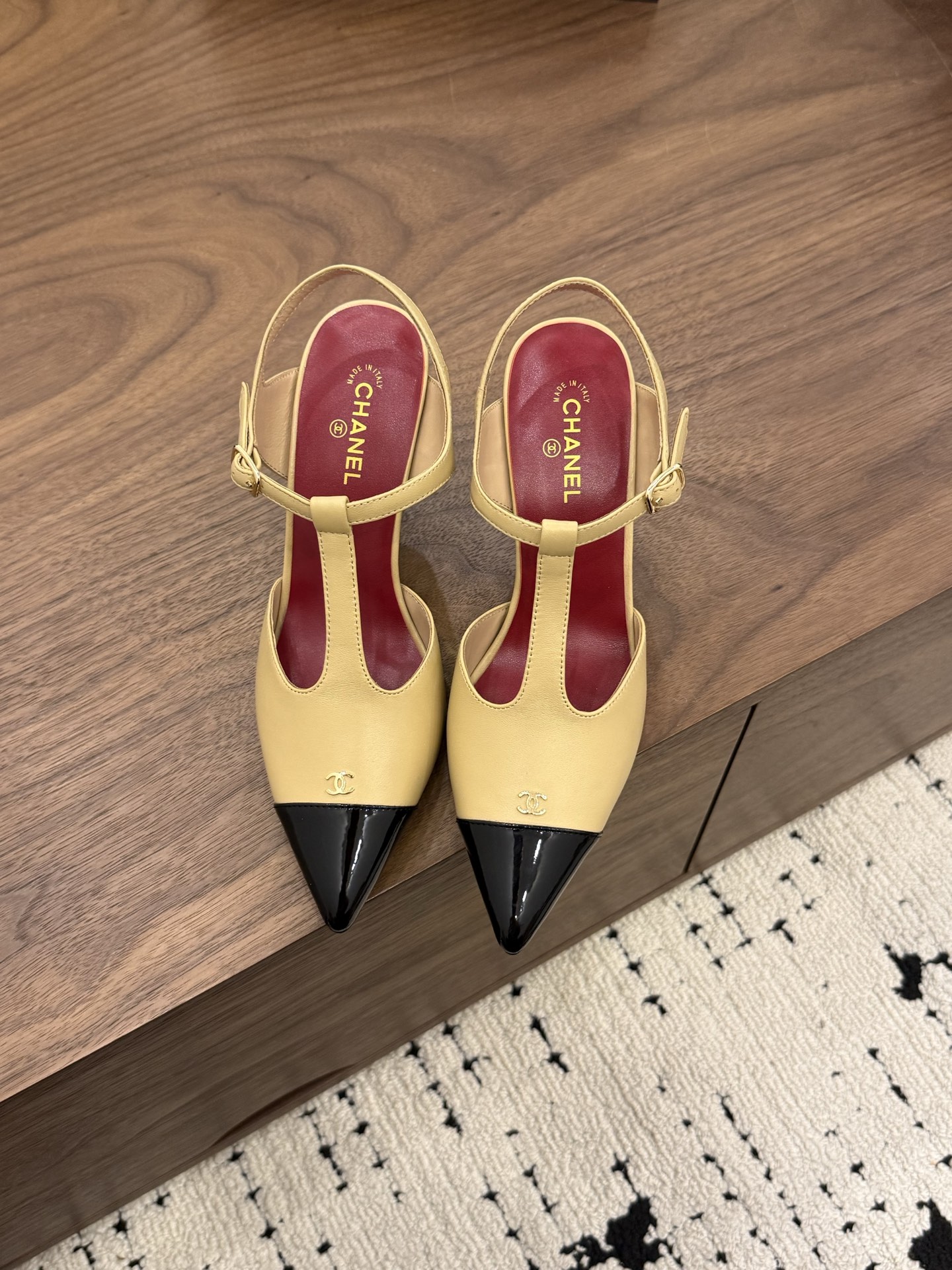 NO:875976,Spot Sale *|| Pointed-toe stiletto heels [top high-end quality from major manufacturers] Wear French elegance on your feet. Color-blocked T-strap with a small fragrance style, retro romance with pointed-toe stiletto heels, from cream white to classic black, each pair is an afternoon on the Left Bank of Paris. The classic black pointed toe on the red bottom, the intellectuality of T-shaped straps. This is not just a pair of shoes, it is an exquisite attitude that is always ready for appointments. Upper: cowhide, lining sheepskin, padded sheepskin Outsole: Italian genuine leather sole  Heel height: 9cm Packing: With airplane box 10 35, 36, 37, 38, 39, (34/40/41 need to be customized and communicate with customer service), high-heeled sandals, sandals, high heels, cowhide, sheepskin19860909Spot Sale  *||  尖头细跟【大厂顶级高端品质】 把法式优雅穿在脚上.小香风的拼色 T-strap,尖头细跟的复古浪漫,从奶油白到经典黑,每一双都是巴黎左岸的午后. 红底黑尖头的经典,T型绑带的知性.这不仅仅是一双鞋,是随时准备赴约的精致态度. 鞋面: 牛皮 内里羊皮 垫脚羊皮 大底:意大利真皮底 跟高: 9cm 包装: 带飞机盒10 35、36、37、38、39、(34/40/41 需要定做跟客服♂沟通),高跟鞋凉鞋,sandals,high heels,cowhide,sheepskin,Women's Shoes