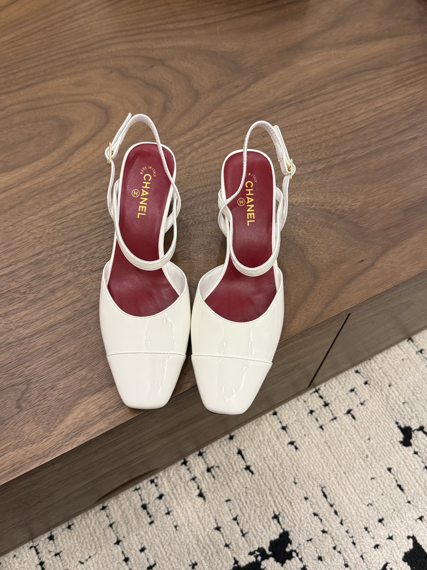 NO:875982,Spot Sale *|| Catwalk style small square toe [top high-end quality from major manufacturers] Who says elegance can't be cute?  Patent leather square-toe Mary Jane, with a back design that is breathable and light, and a one-line strap that catches the girl's heart. From the calm brown for commuting to the bright yellow for weekends, the switch is not only the color, but also the mood. The retro-resurgence Mary Jane meets the modern square toe, and the patent leather luster hides French playfulness. The six-color collection has corresponding mood colors from Monday's capable to Sunday's laziness. Upper: cow patent leather, lining sheepskin, padding sheepskin  Outsole: Italian genuine leather sole Heel height: 6.5cm Packing: with airplane box19860909Spot Sale  *||  走秀款小方头【大厂顶级高端品质】 谁说优雅不能可爱？漆皮方头玛丽珍,后空设计透气又轻盈,一字带扣住少女心.从通勤的沉稳棕到周末的明快黄,切换的不只是颜色,是心情. 复古回潮的玛丽珍,遇上现代感的方头,漆皮光泽里藏着法式的俏皮.六色 collection,从周一的干练到周日的慵懒,都有对应的心情色. 鞋面: 牛漆皮 内里羊皮 垫脚羊皮 大底:意大利真皮底 跟高: 6.5cm 包装: 带飞机盒10 35、36、37、38、39、(34/40/41 需要定做跟客服♂沟通),高跟鞋凉鞋,sandals,mary jane,high heels,sheepskin,Women's Shoes