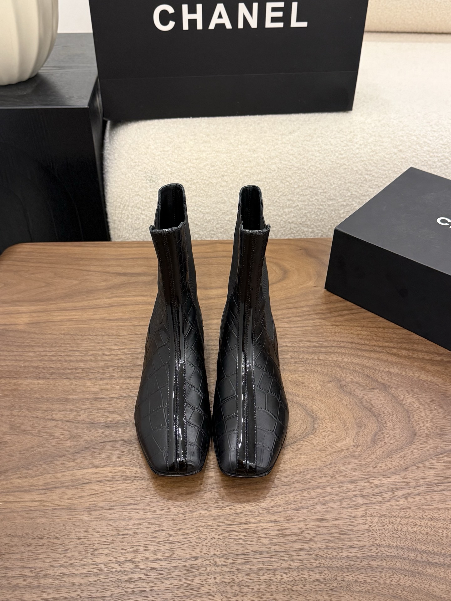 NO:875956,Spot Sale *|| [Top high-end quality from major manufacturers] The crocodile-embossed leather has a high-end texture and a low-key luxury luster. Contrast color side strips are mint green with black, black with gold, burgundy with white...each style has its own visual focus. Classic Chelsea boot-shaped elastic sides + low heel design, comfortable and versatile, easy to manage commuting and leisure. The exquisite double C logo on the heel low-key highlights the brand identity. Upper: crocodile pattern/cow leather/sheep leather lining sheepskin  Padded sheepskin Outsole: Italian genuine leather sole Heel height: 1cm Packing: with airplane box19860909Spot Sale  *|| 【大厂顶级高端品质】 鳄鱼压纹皮革质感高级,低调中透出奢华光泽. 撞色侧边条带薄荷绿配黑、黑配金、酒红配白…每一款都自带视觉焦点. 经典切尔西靴型弹力侧边+低跟设计,舒适百搭,轻松驾驭通勤与休闲. 后跟处精致双C标志,低调彰显品牌身份. 鞋面: 鳄鱼纹/牛皮/羊京 内里羊皮 垫脚羊皮 大底:意大利真皮底 跟高: 1cm 包装: 带飞机盒10 35、36、37、38、39、(34/40/41 需要定做跟客服♂沟通),靴子,boots,cowhide,sheepskin,sheep,Women's Shoes
