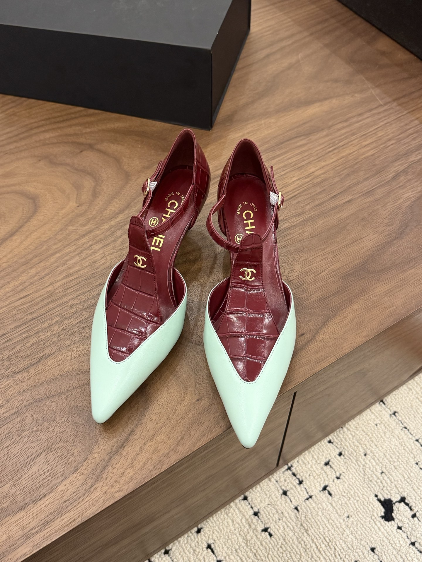 NO:875949,Spot Sale *|| Catwalk model [Top high-end quality from a major manufacturer] Pointed stiletto heel, lengthening the leg line, full aura. Hollow back + one-word strap design, elegant and slender ankle. Burgundy lining + golden CC logo, luxury in every detail. Fine leather, soft luster, perfect texture. Upper: cowhide/stone pattern, lining sheepskin, padding sheepskin. Outsole: Italian genuine leather sole. Heel height: 6cm. Packaging: 10cm with airplane box.  35, 36, 37, 38, 39, (34/40/41 need to be customized and communicate with customer service), high-heeled sandals, sandals, high heels, cowhide, sheepskin19860909Spot Sale  *||  走秀款【大厂顶级高端品质】 尖头细跟,拉长腿部线条,气场全开 后空+一字带设计,优雅又显脚踝纤细 酒红色内里 + 金色CC标志,细节处尽显奢华 皮质细腻,光泽柔和,质感满分 鞋面: 牛皮/石头纹 内里羊皮 垫脚羊皮 大底:意大利真皮底 跟高: 6cm 包装: 带飞机盒10 35、36、37、38、39、(34/40/41 需要定做跟客服♂沟通),高跟鞋凉鞋,sandals,high heels,cowhide,sheepskin,Women's Shoes