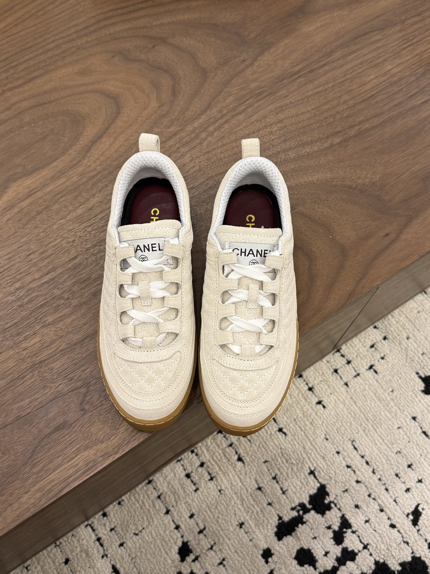 NO:876596,*|| Casual shoes [top high-end quality from major manufacturers] Suede/lamb leather material, soft and delicate to the touch, with unique traces of time as you wear it. Iconic rhombus stitching, low-key highlighting the brand DNA. Raw rubber sole design, full of retro feel, while providing comfortable foot feel. Classic double C logo embellishment, simple but not simple. Upper: Yangjing, lining sheepskin, padding sheepskin. Outsole: wear-resistant TPU outsole. Heel height: 1cm. Packaging: 10cm with airplane box.  35, 36, 37, 38, 39, (34/40/41 need to be customized and communicate with customer service), casual shoes/sports shoes, sneakers, sheepskin, sheep, chamois leather19860909*||  休闲鞋【大厂顶级高端品质】 麂皮/小羊皮材质,触感柔软细腻,随穿着产生独特岁月痕迹 标志性菱格纹车线,低调彰显品牌DNA 生胶底设计,复古感拉满,同时提供舒适脚感 经典双C logo点缀,简约而不简单 鞋面: 羊京 内里羊皮 垫脚羊皮 大底:耐磨TPU大底 跟高: 1cm 包装: 带飞机盒10 35、36、37、38、39、(34/40/41 需要定做跟客服♂沟通),休闲鞋/运动鞋,sneakers,sheepskin,sheep,chamois leather,Women's Shoes