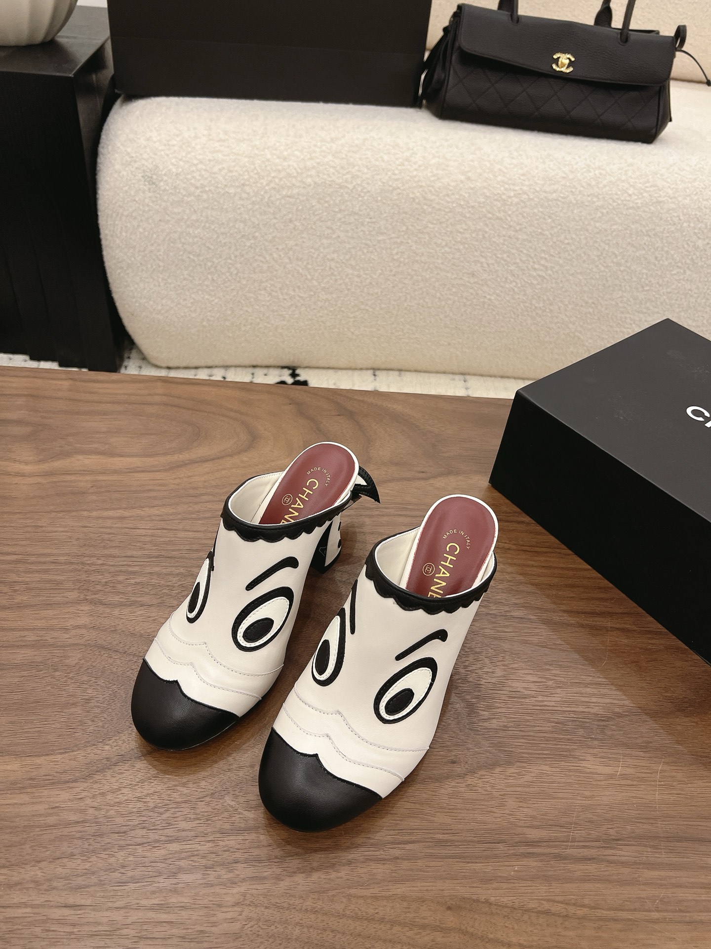 NO:883062,Spot Sale *|| High-end workshop eye shoes [Top high-end quality from major manufacturers] How can you miss a pair of breathable woven mules in your summer shoe cabinet?  It really captures the 'French laziness'. Whether you are going to the beach for vacation or shopping for coffee on the weekend, it can make you the focus of the crowd. You are light and comfortable when you step. Upper: cowhide, lining sheepskin, foot pad sheepskin. Outsole: Italian leather sole. Heel height: 8.5cm. Packaging: Comes with airplane box 10  35, 36, 37, 38, 39, (34/40/41 need to be customized and communicate with customer service), high heels and slippers, high heels, slippers, cowhide, sheepskin19860909Spot Sale  *||  高级工坊眼睛鞋【大厂顶级高端品质】 夏天的鞋柜里,怎能少了一双透气的编织穆勒鞋？ 真的把“法式慵懒”拿捏得死死的. 无论是去海边度假,还是周末逛街喝咖啡,它都能让你成为人群中的焦点.步履间都是轻盈与自在. 鞋面: 牛皮 内里羊皮 垫脚羊皮 大底:意大利真皮底 跟高: 8.5cm 包装: 带飞机盒10 35、36、37、38、39、(34/40/41 需要定做跟客服♂沟通),高跟鞋拖鞋,high heels,slippers,cowhide,sheepskin,Women's Shoes
