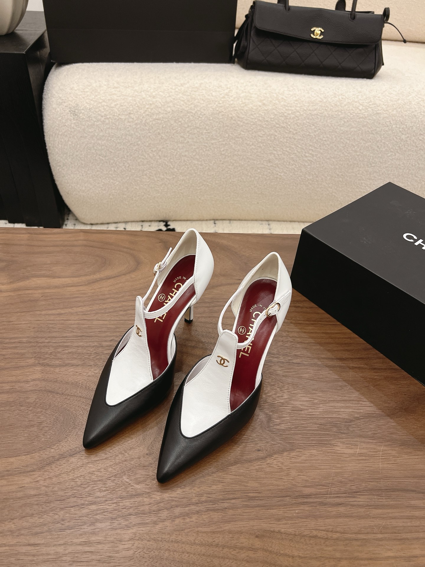NO:883071,Spot Sale *|| Catwalk model [Top high-end quality from a major manufacturer] Pointed stiletto heel, lengthening the leg line, full aura. Hollow back + one-word strap design, elegant and slender ankle. Burgundy lining + golden CC logo, luxury in every detail. Fine leather, soft luster, full texture. Upper: cowhide/stone pattern, lining sheepskin, padding sheepskin. Outsole: Italian leather sole. Heel height: 5cm/8.5cm. Packaging:  With airplane box 10 35, 36, 37, 38, 39, (34/40/41 need to be customized and communicate with customer service), sandals, sandals, cowhide, sheepskin19860909Spot Sale  *||  走秀款【大厂顶级高端品质】 尖头细跟,拉长腿部线条,气场全开 后空+一字带设计,优雅又显脚踝纤细 酒红色内里 + 金色CC标志,细节处尽显奢华 皮质细腻,光泽柔和,质感满分 鞋面: 牛皮/石头纹 内里羊皮 垫脚羊皮 大底:意大利真皮底 跟高: 5cm/8.5cm 包装: 带飞机盒10 35、36、37、38、39、(34/40/41 需要定做跟客服♂沟通),凉鞋,sandals,cowhide,sheepskin,Women's Shoes