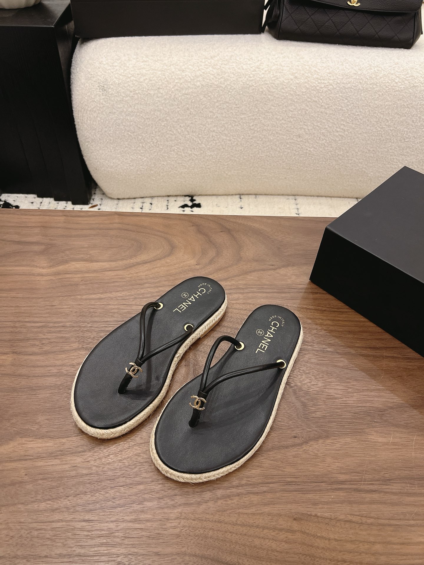NO:883053,Spot Sale *|| Flip-flops [Top high-end quality from major manufacturers] Who says flip-flops can't be high-end?  Chanel’s line of fairy colors are directly worthy of the gods!  In addition to the classic black and white, this burgundy and metallic color is really eye-catching at first glance. Whether you are going downstairs to get express delivery or going to the beach for vacation, it can make you effortlessly fashionable. It is comfortable and versatile, and you will not step into trouble with your eyes closed!  Upper: Taped strips, lined strips, padded sheepskin, Outsole: Italian genuine leather sole, Heel height: 2cm, Packing: with airplane box 10 35, 36, 37, 38, 39, (34/40/41 need to be customized and communicate with customer service), split-toe shoes, chanel, sheepskin19860909Spot Sale  *||  人字拖【大厂顶级高端品质】 谁说人字拖不能很高级？香奈儿这排神仙配色直接封神！ 除了经典的黑白,这个酒红色和金属色真的让人一眼心动. 不管是下楼拿快递还是去海边度假,它都能让你轻松拥有毫不费力的时髦感.舒适又百搭,闭眼入不踩雷！ 鞋面: 抽条 内里抽条 垫脚羊皮 大底:意大利真皮底 跟高: 2cm 包装: 带飞机盒10 35、36、37、38、39、(34/40/41 需要定做跟客服♂沟通),分趾鞋,chanel,sheepskin,Women's Shoes