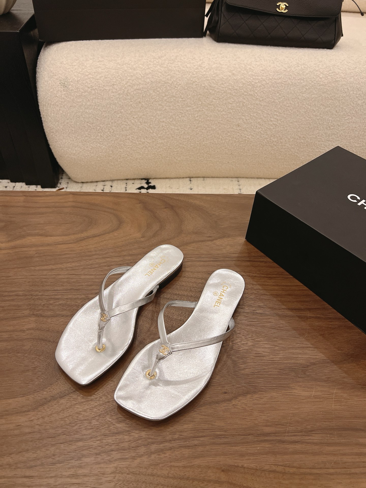 NO:883044,Spot Sale *|| [Top high-end quality from major manufacturers] Upper: Lining Foot pads Outsole: Italian genuine leather sole Heel height: Packaging: With airplane box 10 35, 36, 37, 38, 39, (34/40/41 need to be customized and communicate with customer service), split-toe shoes, slippers, slippers19860909Spot Sale  *|| 【大厂顶级高端品质】 鞋面:  内里 垫脚 大底:意大利真皮底 跟高: 包装: 带飞机盒10 35、36、37、38、39、(34/40/41 需要定做跟客服♂沟通),分趾鞋拖鞋,slippers,Women's Shoes