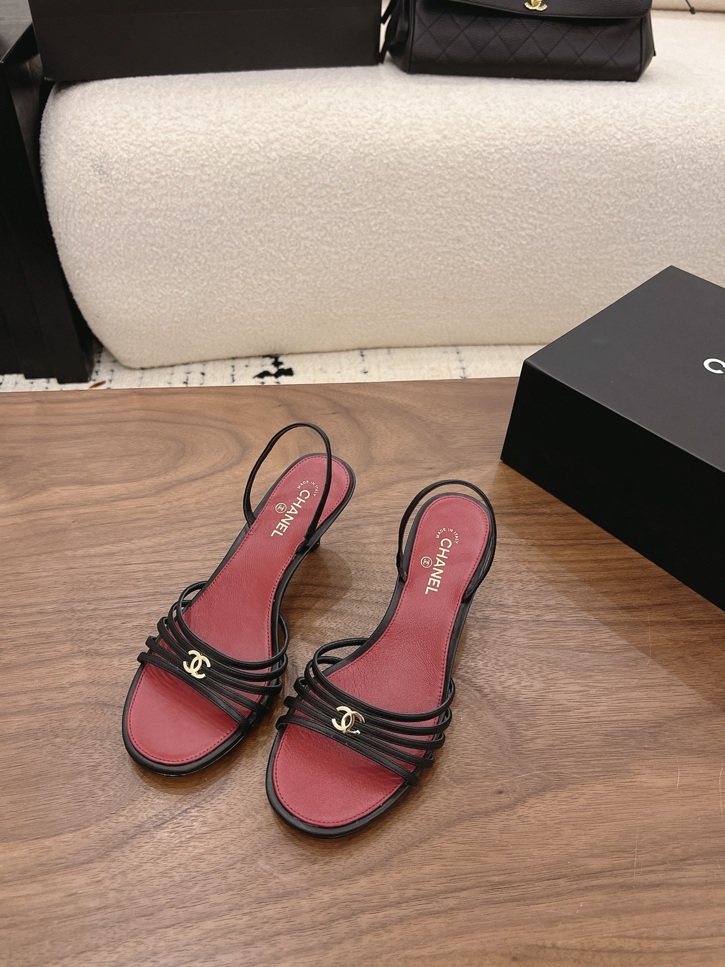 NO:883035,Spot Sale *|| [Top high-end quality from major manufacturers] Help!  These thin strap sandals make your legs look too long!  In addition to the classic black and white color matching, this burgundy footbed is really eye-catching at first glance. The design with thin straps is not only visually slimming, but also has a French style of laziness and sexiness. Pair it with a long skirt or shorts, it is full of high-end sense. Sisters, which pair do you most want to pick in this row of fairy colors?  Upper: Striped sheepskin lining, padded sheepskin Outsole: Italian genuine leather sole Heel height: 2.5cm/6cm/9cm Packing: with airplane box19860909Spot Sale  *|| 【大厂顶级高端品质】 救命！这排细带凉鞋也太显腿长了吧！ 除了经典的黑白拼色,这个酒红色鞋床真的让人一眼心动. 细带缠绕的设计不仅视觉上超显瘦,还自带一种法式的慵懒与性感.随便搭条长裙或者短裤,都是满满的高级感. 姐妹们,这排神仙配色里,你最想pick哪一双？ 鞋面: 抽条 内里羊皮 垫脚羊皮 大底:意大利真皮底 跟高: 2.5cm/6cm/9cm 包装: 带飞机盒10 35、36、37、38、39、(34/40/41 需要定做跟客服♂沟通),拖鞋凉鞋,sandals,slippers,skirts,shorts,sheepskin,Women's Shoes