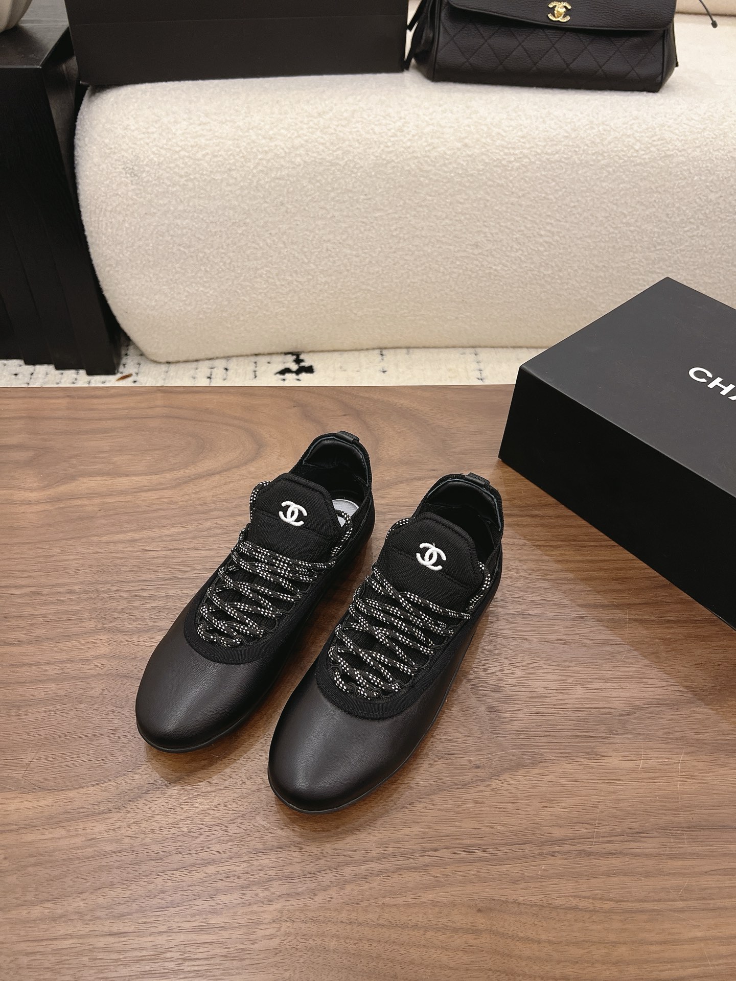 NO:885485,Spot Sale *|| Sneakers [Top high-end quality from major manufacturers] Classic black and white, timeless. Tweed braided laces meet soft suede, and the double C logo is a low-key finishing touch. Whether it is all black commuting or all white dating, you can easily achieve the high-end lazy feeling. Upper: Sheep leather/cow leather, lining sheepskin, padded sheepskin Outsole: Italian TPU rubber sole Heel height: 1cm Packing: 10cm with airplane box  35, 36, 37, 38, 39, (34/40/41 need to be customized and communicate with customer service), casual shoes/sports shoes, sneakers, cowhide, sheepskin, sheep, chamois leather19860909Spot Sale  *||  运动鞋【大厂顶级高端品质】 经典黑白,永不过时.粗花呢编织鞋带邂逅柔软麂皮,双C标志低调点睛.无论是all black通勤还是all white约会,都能轻松拿捏高级慵懒感. 鞋面: 羊京/牛皮 内里羊皮 垫脚羊皮 大底:意大利TPU橡胶底 跟高: 1cm 包装: 带飞机盒10 35、36、37、38、39、(34/40/41 需要定做跟客服♂沟通),休闲鞋/运动鞋,sneakers,cowhide,sheepskin,sheep,chamois leather,Women's Shoes