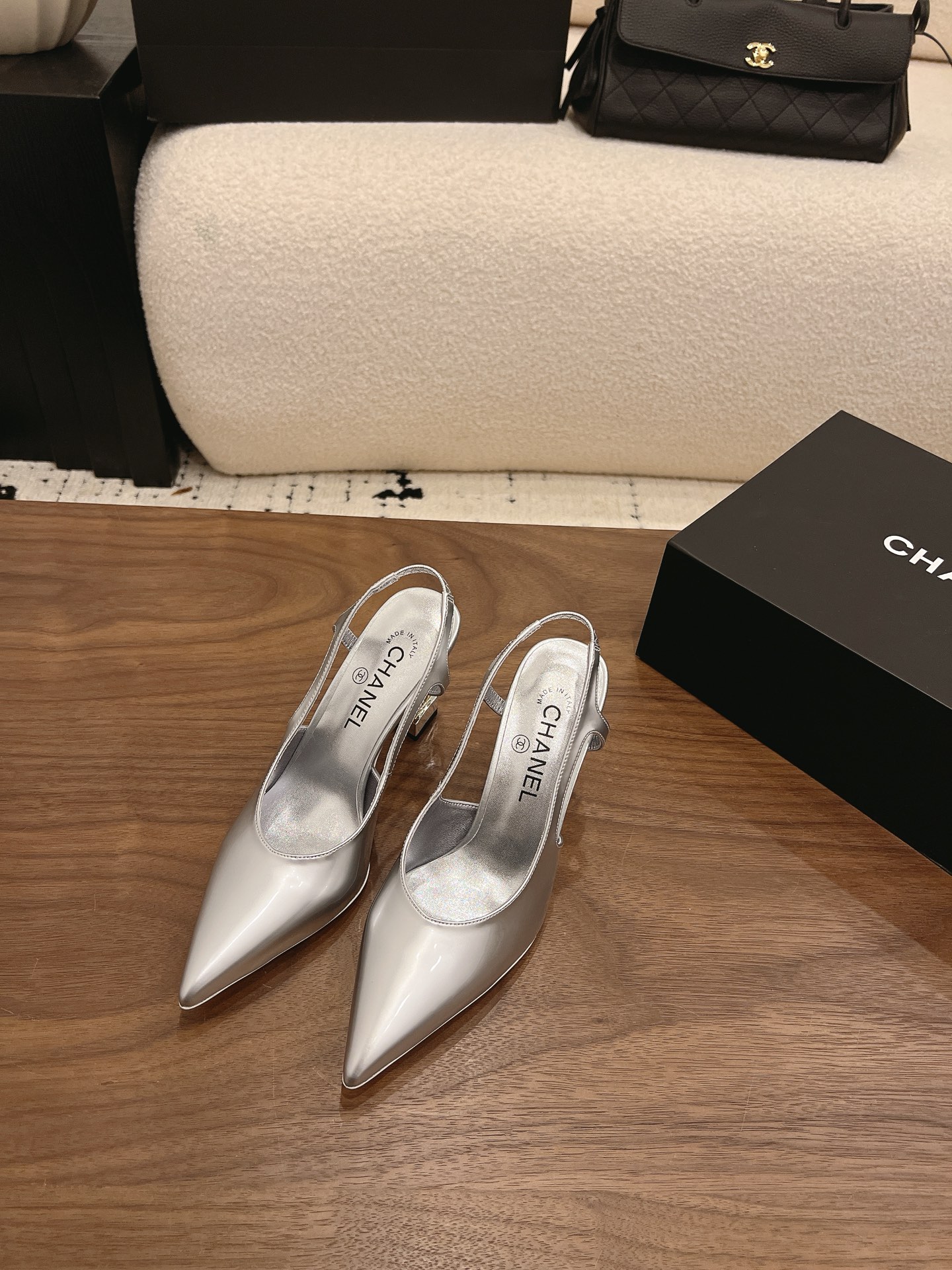 NO:885478,Spot Sale *|| [Top high-end quality from major manufacturers] It starts with looks and is about texture. Today’s high-end sense is given by this pair. There is nothing that a pair of high heels cannot solve. If so, then buy a few more pairs. Once worn with pointed toes, the aura is fully opened. Coco’s elegance never needs too much explanation. At a glance, the color matching makes every pair want to lock up!  The multiple-choice question for adults is, of course, 'I want them all.' Upper: cow patent leather, lining sheepskin, padded sheepskin, outsole: Italian genuine leather sole, heel height: 10cm, packaging: with airplane box19860909Spot Sale  *||  【大厂顶级高端品质】 始于颜值,陷于质感.今日份的高级感,是这双给的. 没有一双高跟鞋解决不了的事,如果有,那就再来几双. 尖头一穿,气场全开.Coco的优雅,从来不需要过多解释. 一眼沦陷的配色,每一双都想锁死！成年人的选择题,当然是“我全都要”. 鞋面: 牛漆皮 内里羊皮 垫脚羊皮 大底:意大利真皮底 跟高: 10cm 包装: 带飞机盒10 35、36、37、38、39、(34/40/41 需要定做跟客服♂沟通),高跟鞋凉鞋,sandals,high heels,sheepskin,Women's Shoes