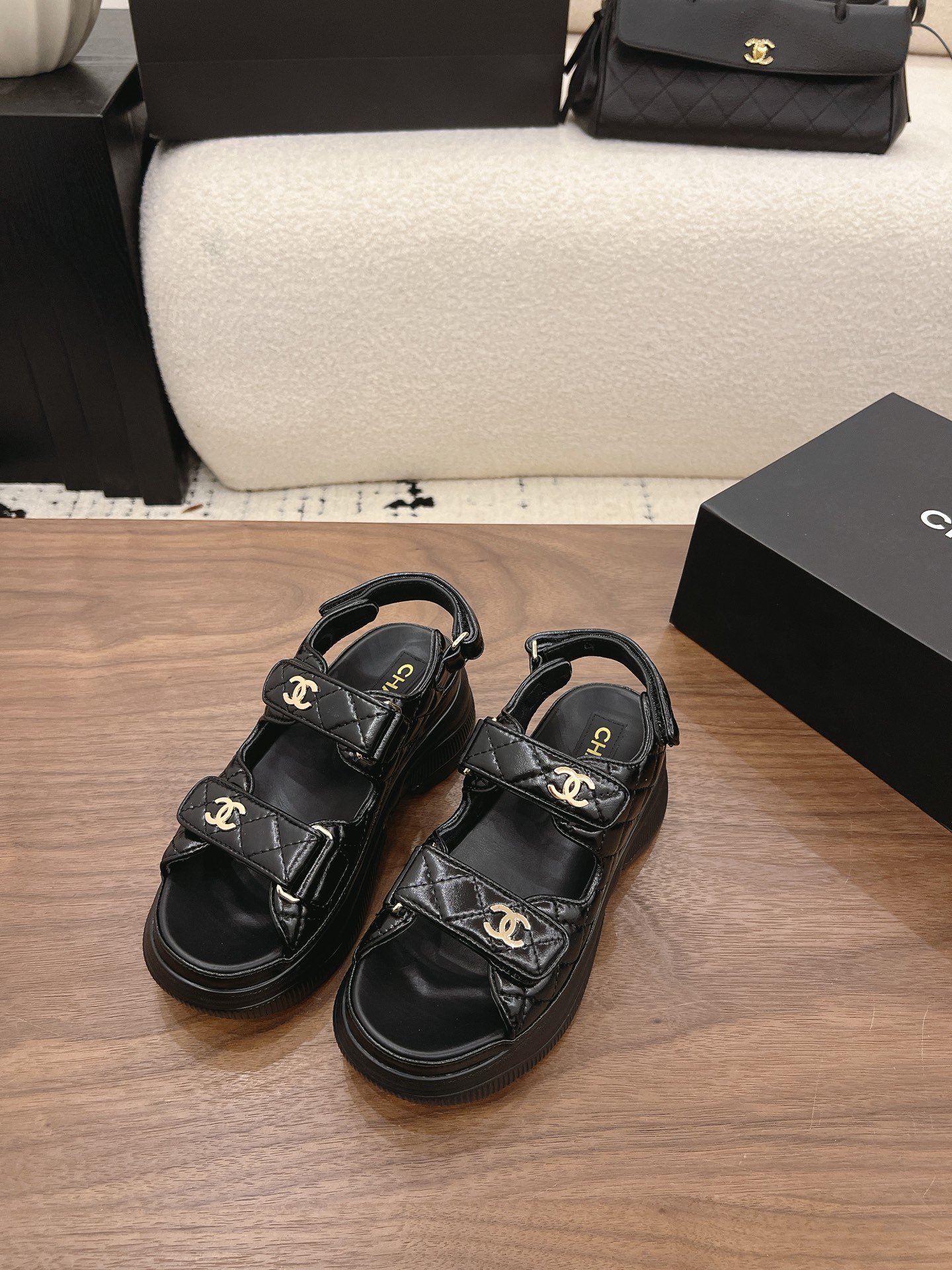 NO:887323,Spot Sale *|| Velcro beach shoes [top high-end quality from major manufacturers] Upper: cowhide, sheepskin lining Outsole: TPU Packing: with airplane box 10 35, 36, 37, 38, 39, (34/40/41 need to be customized and communicate with customer service), slippers, sandals, sandals, slippers, cowhide, sheepskin19860909Spot Sale  *||  魔术贴沙滩鞋【大厂顶级高端品质】 鞋面: 牛皮 内里羊皮 大底:TPU 包装: 带飞机盒10 35、36、37、38、39、(34/40/41 需要定做跟客服♂沟通),拖鞋凉鞋,sandals,slippers,cowhide,sheepskin,Women's Shoes
