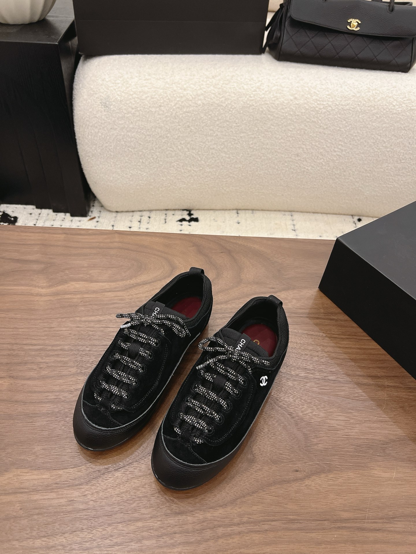 NO:890794,Spot Sale *|| Casual sneakers [top high-end quality from major manufacturers] A must-have for cool girls!  A small artifact that shows your feet, when worn with all black, it is full of aura, low-key and texture. The three pairs are all thick-soled designs, quietly elongating the proportions, and the thick rope shoelaces are full of retro feel. They are soft and elastic when stepping on them, and you will not feel tired after walking all day ~ Upper: Yangjing, lining sheepskin, original rhombus foot pads, outsole: Italian TPU, heel height: 1cm, packaging: with airplane box 10  35, 36, 37, 38, 39, (34/40/41 need to be customized and communicate with customer service), casual shoes/sports shoes, sneakers, sheepskin, sheep19860909Spot Sale  *||  休闲运动鞋【大厂顶级高端品质】 酷飒女孩必备！显脚小神器,搭配all black穿搭气场全开,低调又有质感 三双都是厚底设计,悄悄拉长比例,粗绳鞋带复古感满满,踩上去软弹舒适,暴走一天也不累～ 鞋面: 羊京 内里羊皮 垫脚菱格原版垫脚 大底:意大利TPU 跟高: 1cm 包装: 带飞机盒10 35、36、37、38、39、(34/40/41 需要定做跟客服♂沟通),休闲鞋/运动鞋,sneakers,sheepskin,sheep,Women's Shoes