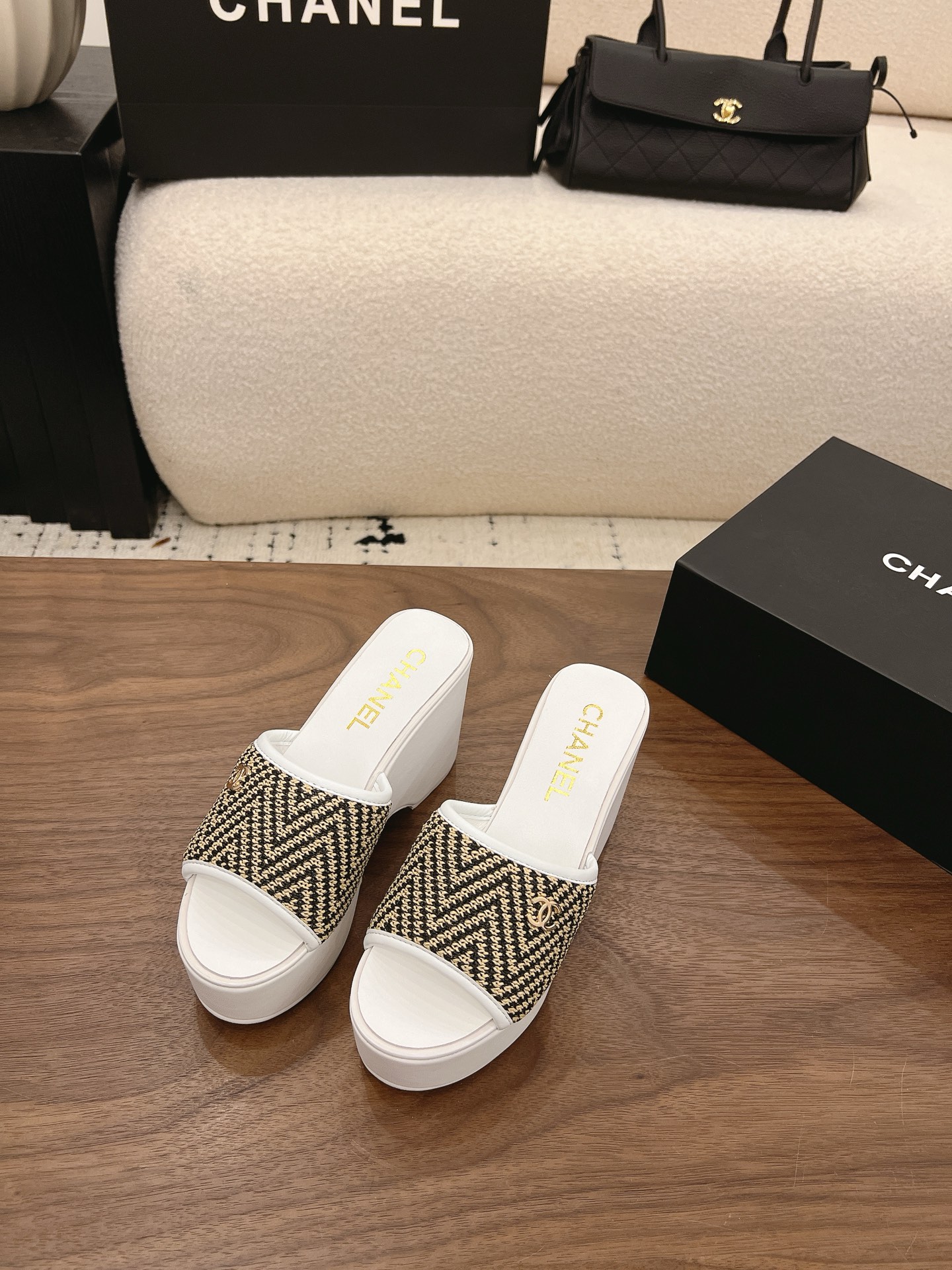 NO:890782,Spot Sale Sandals 10 *|| Water platform wedge heels [Top high-end quality from major manufacturers] For a lazy summer style, start with a pair of CHANEL thick-soled slippers. You don’t have to work hard to match them, you can win big if you step on them!  Classic double C logo + thick sole design, elongated proportions and slim legs, soft and waxy feet feel like stepping on clouds, perfect for shopping, vacation, and staying at home~ Upper: cowhide, lining sheepskin, foot pad sheepskin Outsole: Italian genuine leather sole Heel height: 9.5cm heel height 4.5cm platform Packing: Comes with airplane box 10  35, 36, 37, 38, 39, (34/40/41 need to be customized and communicate with customer service), slippers and sandals, chanel, sandals, slippers, cowhide, sheepskin19860909Spot Sale  凉鞋10 *||  水台坡跟【大厂顶级高端品质】 夏日慵懒风,从一双CHANEL厚底拖开始 不用费力搭配,踩上它就能赢很大！ 经典双C Logo + 厚底设计,拉长比例又显腿细, 软糯脚感像踩在云朵上,逛街、度假、宅家都超适配～ 鞋面: 牛皮 内里羊皮 垫脚羊皮 大底:意大利真皮底 跟高: 跟高9.5cm 水台4.5cm 包装: 带飞机盒10 35、36、37、38、39、(34/40/41 需要定做跟客服♂沟通),拖鞋凉鞋,chanel,sandals,slippers,cowhide,sheepskin,Women's Shoes