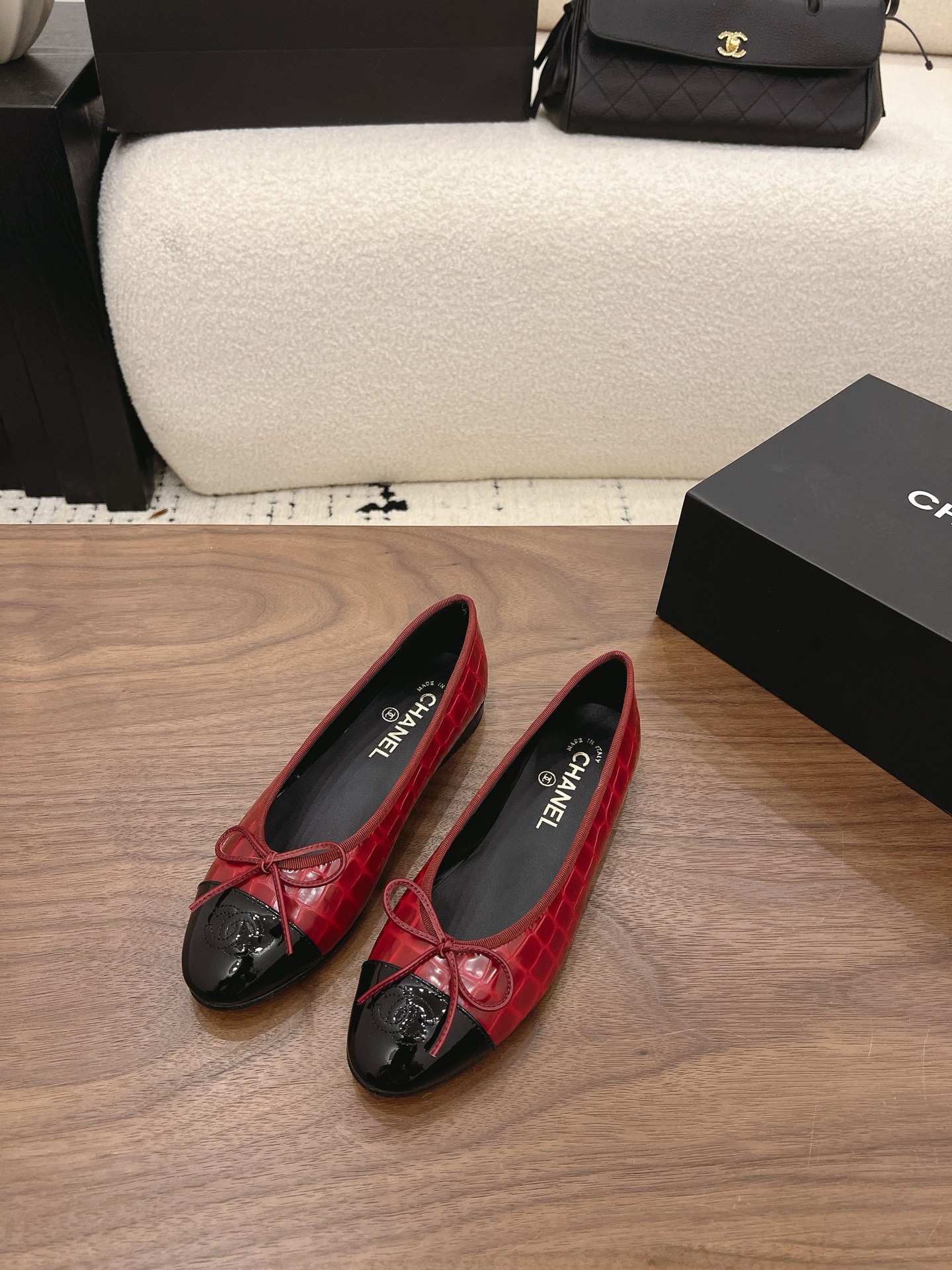 NO:890788,Spot Sale *|| Ballet Shoes [Top high-end quality from major manufacturers] Red crocodile pattern → eye-catching retro, date shoes Green and black gradient → fresh and special, exclusive for spring and summer Black patent leather → classic commuting, the king of all-match styles Pointed toe + bow + double C buckle, all elegant elements are in play!  The legs are long and comfortable, and the money is well spent ~ Upper: stone pattern, sheepskin lining, foot padding sheepskin, outsole: Italian genuine leather sole, heel height: 1cm, packaging: with airplane box 10 35, 36, 37, 38, 39, (34/40/41 need to be customized and communicate with customer service), ballet shoes, sheepskin19860909Spot Sale  *||  芭蕾舞鞋【大厂顶级高端品质】 红色鳄鱼纹→复古吸睛,约会战鞋 绿黑渐变→清新特别,春夏专属 黑色漆皮→经典通勤,百搭之王 尖头+蝴蝶结+双C扣,优雅元素全齐活！ 显腿长又舒服,这钱花得值～ 鞋面: 石头纹 内里羊皮 垫脚羊皮 大底:意大利真皮底 跟高: 1cm 包装: 带飞机盒10 35、36、37、38、39、(34/40/41 需要定做跟客服♂沟通),芭蕾舞鞋,sheepskin,Women's Shoes