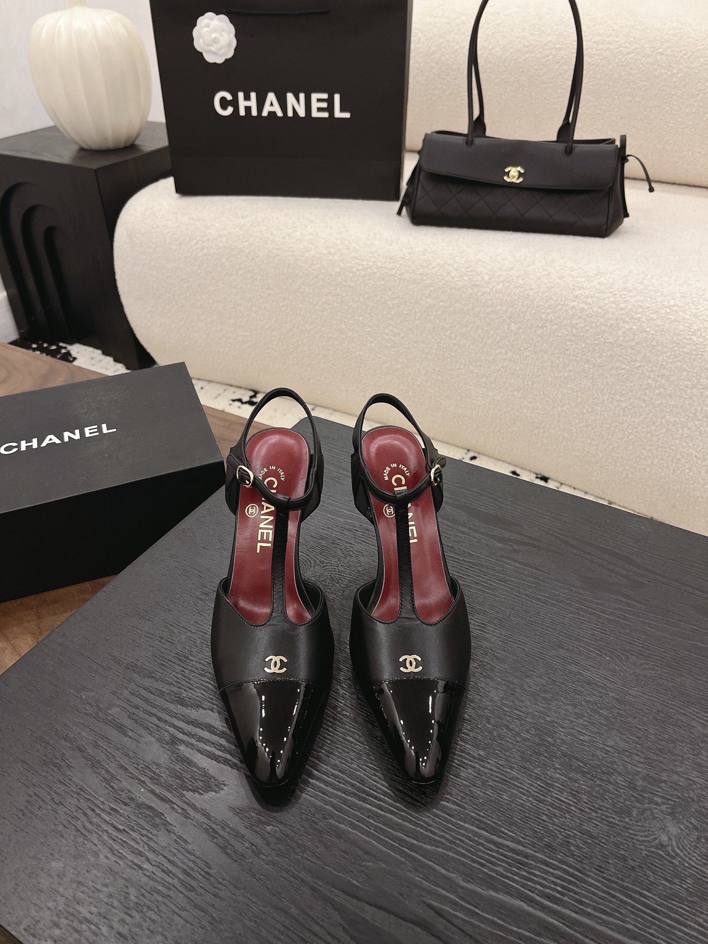 NO:890771,Spot Sale *|| [Top high-end quality from major manufacturers] T-strap color-blocked high-heeled sandals | High-heeled shoes with a retro socialite atmosphere. I am really impressed by this pair of T-strap pointed-toe high-heeled shoes!  Classic black and white contrasting toe + slim T-shaped strap design, French retro elegance, the upper foot becomes a refined lady in seconds, you can hold it for dates, commuting, and dinners. Upper: cowhide, lining sheepskin, foot pad sheepskin Outsole: Italian genuine leather sole Heel height: 7.5cm/9.5cm Packing: with airplane box 10 35, 36, 37, 38, 39, (34/40/41  Need to customize and communicate with customer service), high heels sandals, sandals, high heels, cowhide, sheepskin19860909Spot Sale  *|| 【大厂顶级高端品质】 T字带拼色高跟凉鞋｜复古名媛的氛围感高跟鞋 被这双T字带尖头高跟鞋狠狠拿捏了！ 经典黑白撞色鞋头+纤细T字绑带设计,法式复古优雅拉满,上脚秒变精致大小姐,约会、通勤、晚宴都能hold住全场. 鞋面: 牛皮 内里羊皮 垫脚羊皮 大底:意大利真皮底 跟高: 7.5cm/9.5cm 包装: 带飞机盒10 35、36、37、38、39、(34/40/41 需要定做跟客服♂沟通),高跟鞋凉鞋,sandals,high heels,cowhide,sheepskin,Women's Shoes