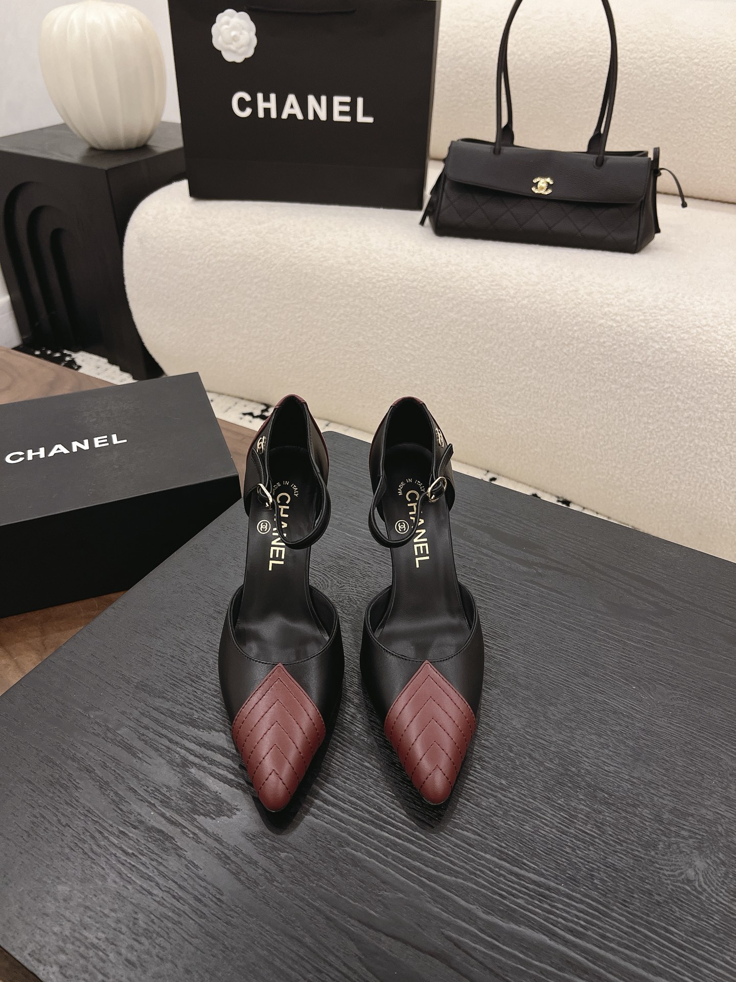 NO:890778,Spot Sale *|| Pointed-toe color-blocked catwalk model [Top high-end quality from a major manufacturer] Who can resist a pair of color-blocked pointed-toe high heels with a retro ladylike temperament!  The classic rhombus stitching toe box + T-shaped strap design directly brings out the French elegance and sophistication, making it the focus of dating and commuting. Upper: cowhide, lining sheepskin, foot pad sheepskin Outsole: Italian genuine leather sole Heel height: 7.5cm/9.5cm Packing: with airplane box 10 35, 36, 37, 38, 39, (34/40/41  Need to customize and communicate with customer service), high heels sandals, sandals, high heels, cowhide, sheepskin19860909Spot Sale  *||  尖头拼色走秀款【大厂顶级高端品质】 谁能拒绝一双自带复古名媛气质的拼色尖头高跟鞋！ 经典菱格拼接鞋头+T字绑带设计,把法式优雅和精致气场直接拉满,约会通勤都自带焦点. 鞋面: 牛皮 内里羊皮 垫脚羊皮 大底:意大利真皮底 跟高: 7.5cm/9.5cm 包装: 带飞机盒10 35、36、37、38、39、(34/40/41 需要定做跟客服♂沟通),高跟鞋凉鞋,sandals,high heels,cowhide,sheepskin,Women's Shoes