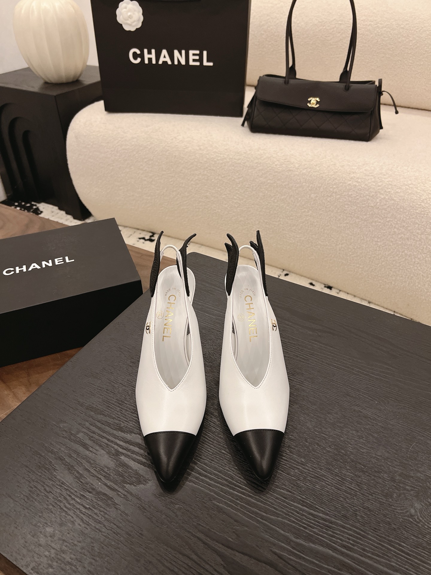 NO:890783,Spot Sale *|| Pointed-toe color-blocked catwalk model [top high-end quality from major manufacturers] Angel Wings Back-Back High Heels | Fairy High Heels that put romance on your feet. Who can resist Chanel's pointed-toe back-off sandals with their own wing design!  The three-dimensional feather decoration on the heel is so recognizable. The color-blocked pointed toe + slim wine glass heel is beautiful and rustic. It is a piece with a wealthy family atmosphere. Upper: cowhide, lining sheepskin, foot pad sheepskin. Outsole: Italian genuine leather sole. Heel height: 7.5cm/9.5cm. Packaging: with airplane box 10 35, 36, 37, 38, 39, (34/40/41  Need to customize and communicate with customer service), high heels and sandals, chanel, sandals, high heels, cowhide, sheepskin19860909Spot Sale  *||  尖头拼色走秀款【大厂顶级高端品质】 天使羽翼后空高跟｜把浪漫穿在脚上的仙女高跟鞋 谁能拒绝自带羽翼设计的香奈儿尖头后空凉鞋！ 后跟立体羽毛装饰太有辨识度,拼色尖头+纤细酒杯跟,又美又飒,妥妥富家千金氛围感单品. 鞋面: 牛皮 内里羊皮 垫脚羊皮 大底:意大利真皮底 跟高: 7.5cm/9.5cm 包装: 带飞机盒10 35、36、37、38、39、(34/40/41 需要定做跟客服♂沟通),高跟鞋凉鞋,chanel,sandals,high heels,cowhide,sheepskin,Women's Shoes