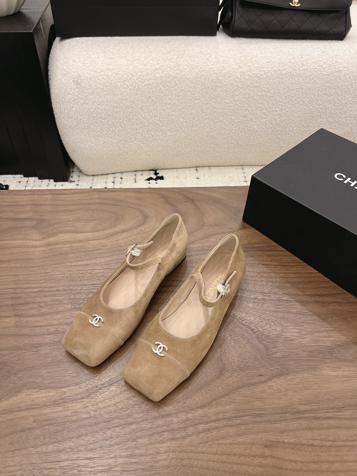 NO:890765,Spot Sale *|| Square mouth small buckle Mary Jane [Top high-end quality from major manufacturers] French natal Mary Jane｜Grandma Xiang’s pair is really gentle to the core. Who can resist vintage Mary Jane shoes!  The classic version with square toe and one-line buckle, comes with French elegant filter, can be held for commuting and dating. Upper: cowhide/sheep leather, lining sheepskin, padding sheepskin. Outsole: Italian genuine leather sole. Heel height: 2.5cm. Packaging: with airplane box.  jane,cowhide,sheepskin,sheep19860909Spot Sale  *||  方口小扣玛丽珍【大厂顶级高端品质】 法式本命玛丽珍｜香奶奶这双真的温柔到骨子里 谁能拒绝复古玛丽珍单鞋啊！ 方头+一字扣带的经典版型,自带法式优雅滤镜,通勤约会都能hold住 鞋面: 牛皮/羊京 内里羊皮 垫脚羊皮 大底:意大利真皮底 跟高: 2.5cm 包装: 带飞机盒10 35、36、37、38、39、(34/40/41 需要定做跟客服♂沟通),玛丽珍,mary jane,cowhide,sheepskin,sheep,Women's Shoes