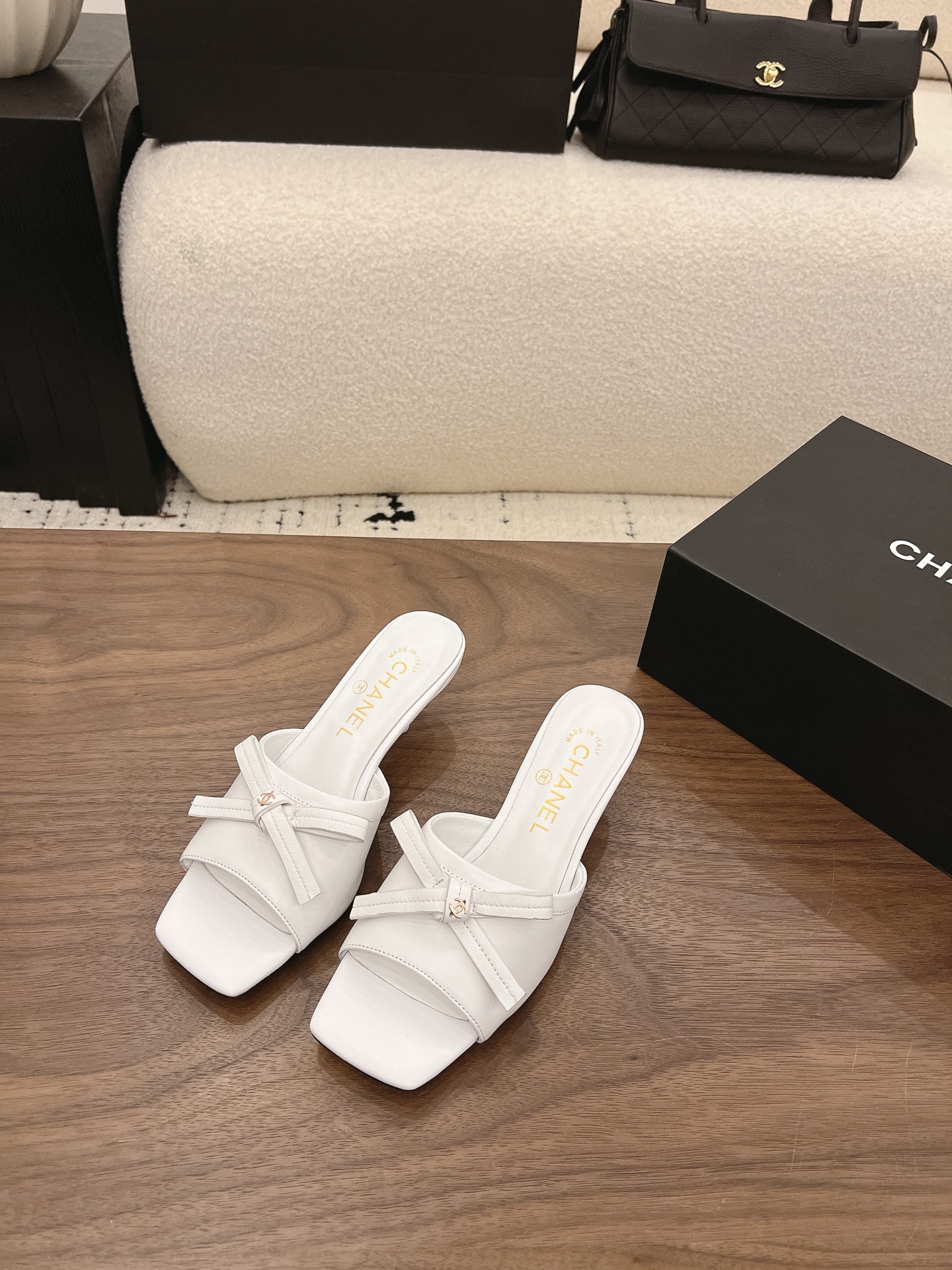 NO:890759,Spot Sale *|| Small square toe lace-up bow [Top high-end quality from a major manufacturer] Thin bow-knot sandals｜The light and mature lady’s summer atmosphere weapon. Who knows!  This pair of one-line stiletto slippers has just the right balance of elegance and sexiness. Heelless lazy mules design, one-click to put on and take off when going out. Square toe + exquisite small bow, with French light luxury temperament. Upper: cowhide, lining sheepskin, foot pad sheepskin. Outsole: Italian genuine leather sole. Heel height: 7cm. Packaging: Comes with airplane case 10 35, 36, 37, 38, 39, (34/40/41  Need to customize and communicate with customer service), slippers, slippers, cowhide, sheepskin19860909Spot Sale  *||  小方头系带蝴蝶结【大厂顶级高端品质】 蝴蝶结细跟凉拖｜轻熟御姐夏日氛围感利器 谁懂啊！这双一字细跟拖鞋把优雅和性感拿捏得刚刚好 无后跟懒人穆勒拖设计,出门一键穿脱,方头+精致小蝴蝶结,自带法式轻奢气质 鞋面: 牛皮 内里羊皮 垫脚羊皮 大底:意大利真皮底 跟高: 7cm 包装: 带飞机盒10 35、36、37、38、39、(34/40/41 需要定做跟客服♂沟通),拖鞋,slippers,cowhide,sheepskin,Women's Shoes