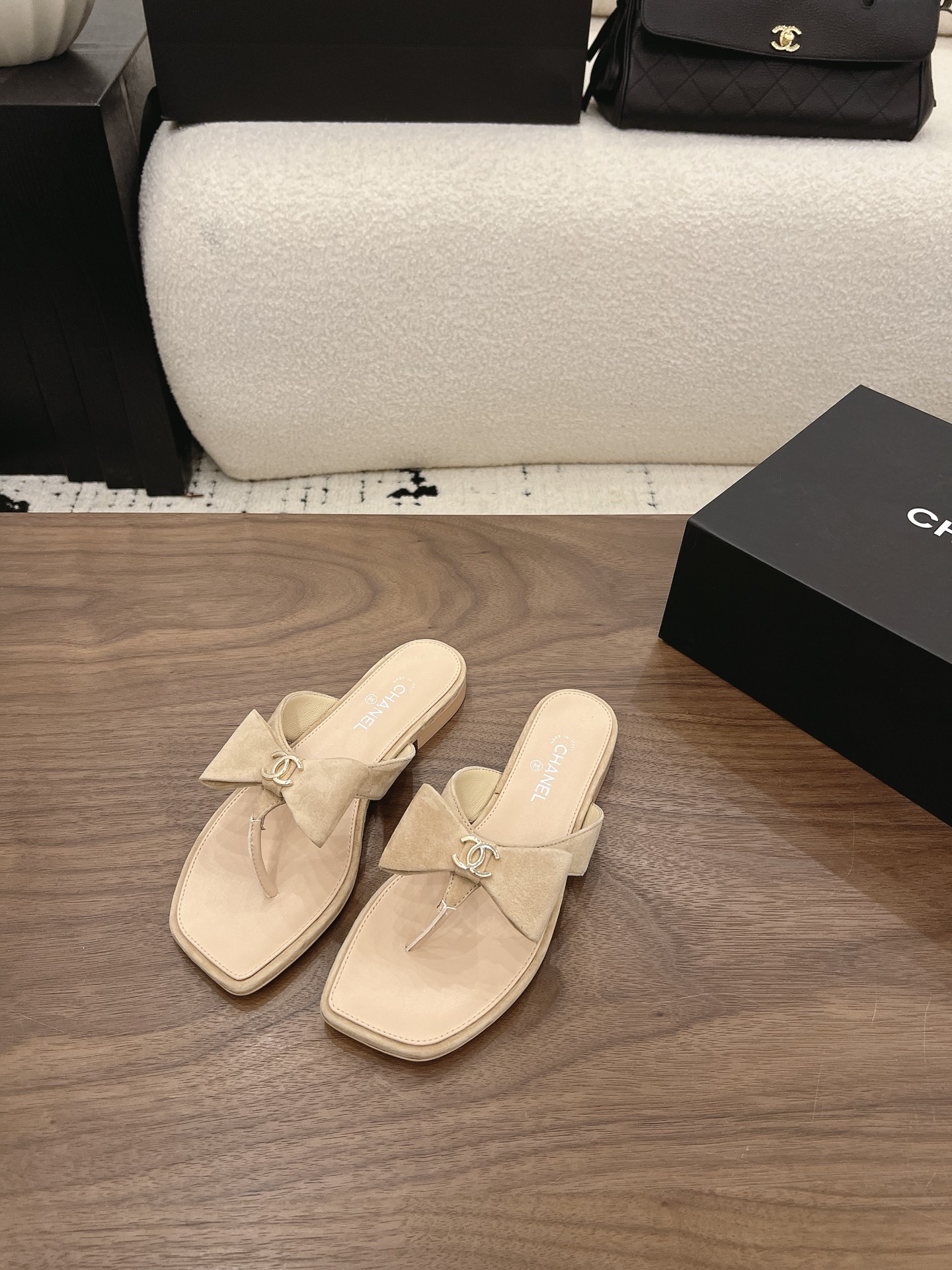 NO:890753,Spot Sale *|| Bow thong flip-flops [top high-end quality from major manufacturers] Whether they are calm and versatile in black and white, or gentle and intellectual in tan tones, each pair is like a daily work of art coming out of the show. The embellishment of pearls and double C logo is low-key luxury and French romance on pointe. Pairing with a skirt is a holiday style, pairing with jeans is urban modernity - a pair of shoes, N styles, switch at will. Upper: cowhide/original cloth/Sheep leather lining  Foot-padded sheepskin Outsole: Italian genuine leather sole Heel height: 1cm Packing: with airplane box19860909Spot Sale  *||  蝴蝶结夹趾拖鞋【大厂顶级高端品质】 无论是黑白配色的沉稳百搭,还是棕褐色调的温柔知性,每一双都像从秀场走出的日常艺术品.珍珠与双C标志的点缀,是低调的奢华,也是足尖上的法式浪漫.搭配裙装是度假风情,配牛仔裤是都市摩登——一双鞋,N种风格,随心切换. 鞋面: 牛皮/原版布/羊京 内里羊皮 垫脚羊皮 大底:意大利真皮底 跟高: 1cm 包装: 带飞机盒10 35、36、37、38、39、(34/40/41 需要定做跟客服♂沟通),分趾鞋,slippers,skirts,jeans,cowhide,sheepskin,sheep,Women's Shoes