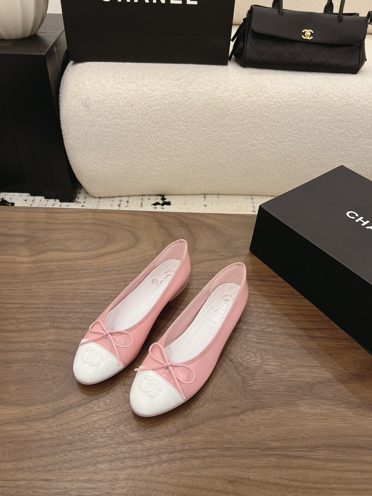 NO:890793,Spot Sale *|| Ballet Shoes [Top high-end quality from major manufacturers] Color-blocked ballet flats | Sweet girl’s gentle spring and summer shoes. The classic black and white color-blocked ballet shoes are finally available in new colors like macarons!  The soft flat version + small bow design, the retro French girly feeling is straight away, and you can go shopping without any pressure. Three sweet colors are available. Black and pink are classic and timeless color matching, cool and sweet, suitable for daily suits and jeans. Peach pink and white have a gentle and tender girly feel, which can be matched with dresses and skirts to add sweetness, and are an artifact of dating atmosphere. Mint blue and white are refreshing and healing spring and summer colors, fresh and white, super photogenic for vacation photos.  Upper: cow patent leather, lining sheepskin, padded sheepskin, outsole: Italian leather sole, heel height: 1.5cm, packaging: with airplane box 10 35, 36, 37, 38, 39, (34/40/41 need to be customized and communicate with customer service), ballet shoes, flats, skirts, jeans, business suit, sheepskin19860909Spot Sale  *||  芭蕾舞鞋【大厂顶级高端品质】 拼色芭蕾平底鞋｜甜妹春夏本命温柔单鞋 经典黑白拼色芭蕾鞋终于出马卡龙新色了！ 软乎乎的平底版型+小蝴蝶结设计,复古法式少女感直接拉满,通勤逛街暴走都毫无压力. 三色甜系配色任选 黑粉经典款永不过时的大小姐配色,酷甜百搭,日常西装、牛仔裤随便搭 蜜桃粉拼白温柔粉嫩少女感,搭配连衣裙、半裙甜度拉满,约会氛围感神器 薄荷蓝拼白清爽治愈的春夏色系,清新显白,度假拍照超上镜 鞋面: 牛漆皮 内里羊皮 垫脚羊皮 大底:意大利真皮底 跟高: 1.5cm 包装: 带飞机盒10 35、36、37、38、39、(34/40/41 需要定做跟客服♂沟通),芭蕾舞鞋,flats,skirts,jeans,business suit,sheepskin,Women's Shoes