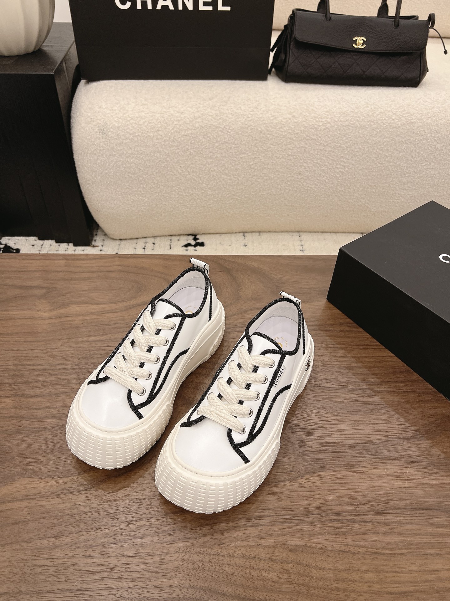 NO:890802,Spot Sale *|| Casual sneakers [top high-end quality from major manufacturers] A must-have for cool girls!  A small artifact that shows your feet, when worn with all black, it is full of aura, low-key and textured. The three pairs are all thick-soled designs, quietly elongating the proportions, and the thick rope shoelaces are full of retro feel. They are soft and comfortable to step on, and you will not feel tired after running around for a day~ Upper: cloth/cow leather, lining sheepskin, foot pad sheepskin, outsole: Italian TPU, heel height: 6cm, packaging: with airplane box 10  35, 36, 37, 38, 39, (34/40/41 need to be customized and communicate with customer service), casual shoes/sports shoes, sneakers, cowhide, sheepskin19860909Spot Sale  *||  休闲运动鞋【大厂顶级高端品质】 酷飒女孩必备！显脚小神器,搭配all black穿搭气场全开,低调又有质感 三双都是厚底设计,悄悄拉长比例,粗绳鞋带复古感满满,踩上去软弹舒适,暴走一天也不累～ 鞋面: 布/牛皮 内里羊皮 垫脚羊皮 大底:意大利TPU 跟高: 6cm 包装: 带飞机盒10 35、36、37、38、39、(34/40/41 需要定做跟客服♂沟通),休闲鞋/运动鞋,sneakers,cowhide,sheepskin,Women's Shoes
