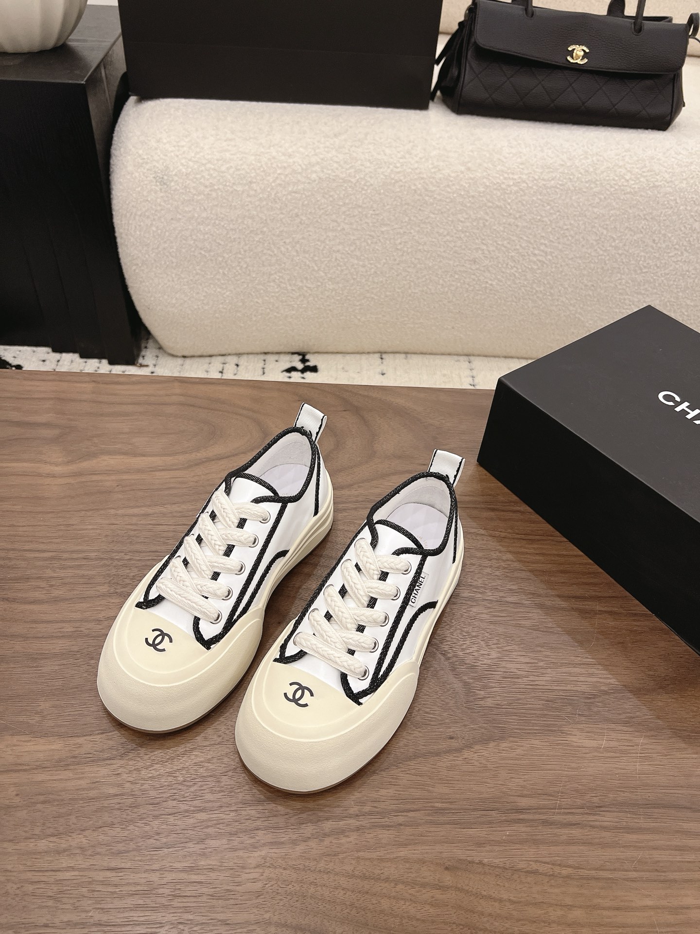 NO:890807,Spot Sale *|| Casual sneakers [top high-end quality from major manufacturers] A must-have for cool girls!  A small foot-showing artifact, when worn with all black, it is full of aura, low-key and textured. The three pairs are all thick-soled designs, quietly elongating the proportions, and the thick rope shoelaces are full of retro feel. They are soft and comfortable to step on, and you will not feel tired after running around for a day ~ Upper: cloth/cow leather, lining sheepskin, foot pad sheepskin. Outsole: Italian TPU. Heel height: 4.5cm. Packaging: Comes with 10 airplane boxes.  35, 36, 37, 38, 39, (34/40/41 need to be customized and communicate with customer service), casual shoes/sports shoes, sneakers, cowhide, sheepskin19860909Spot Sale  *||  休闲运动鞋【大厂顶级高端品质】 酷飒女孩必备！显脚小神器,搭配all black穿搭气场全开,低调又有质感 三双都是厚底设计,悄悄拉长比例,粗绳鞋带复古感满满,踩上去软弹舒适,暴走一天也不累～ 鞋面: 布/牛皮 内里羊皮 垫脚羊皮 大底:意大利TPU 跟高: 4.5cm 包装: 带飞机盒10 35、36、37、38、39、(34/40/41 需要定做跟客服♂沟通),休闲鞋/运动鞋,sneakers,cowhide,sheepskin,Women's Shoes