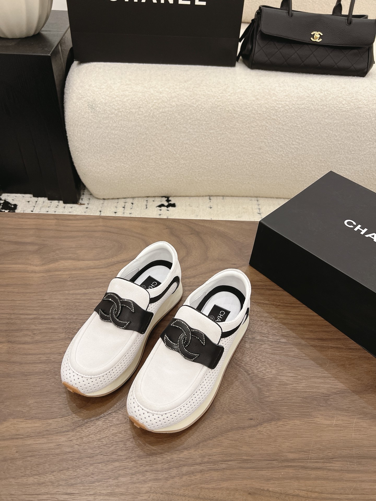 NO:890777,Spot Sale *|| Casual sneakers [top high-end quality from major manufacturers] A must-have for cool girls!  A small artifact that shows your feet, when worn with all black, it is full of aura, low-key and texture. The three pairs are all thick-soled designs, quietly elongating the proportions, and the thick rope shoelaces are full of retro feel. They are soft and comfortable to step on, and you will not feel tired after running around for a day~ Upper: Yangjing, lining sheepskin, original rhombus foot pads, outsole: Italian TPU, heel height: 2.5cm, packaging: with airplane box 10  35, 36, 37, 38, 39, (34/40/41 need to be customized and communicate with customer service), casual shoes/sports shoes, sneakers, sheepskin, sheep19860909Spot Sale  *||  休闲运动鞋【大厂顶级高端品质】 酷飒女孩必备！显脚小神器,搭配all black穿搭气场全开,低调又有质感 三双都是厚底设计,悄悄拉长比例,粗绳鞋带复古感满满,踩上去软弹舒适,暴走一天也不累～ 鞋面: 羊京 内里羊皮 垫脚菱格原版垫脚 大底:意大利TPU 跟高: 2.5cm 包装: 带飞机盒10 35、36、37、38、39、(34/40/41 需要定做跟客服♂沟通),休闲鞋/运动鞋,sneakers,sheepskin,sheep,Women's Shoes