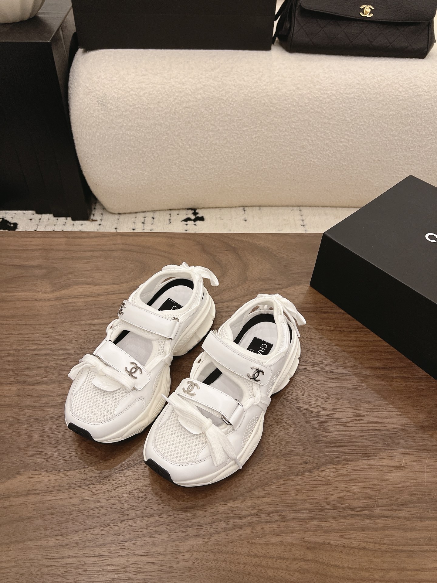 NO:890798,Spot Sale *|| Casual sneakers [top high-end quality from major manufacturers] A must-have for cool girls!  A small artifact that shows your feet, when worn with all black, it is full of aura, low-key and texture. The three pairs are all thick-soled designs, quietly elongating the proportions, and the thick rope shoelaces are full of retro feel. They are soft and comfortable to step on, and you will not feel tired after running around for a day ~ Upper: cowhide/mesh, lining sheepskin, original diamond foot pads, outsole: Italian TPU, heel height: 4cm, packaging: with airplane box 10  35, 36, 37, 38, 39, (34/40/41 need to be customized and communicate with customer service), sandals, sandals, sneakers, cowhide, sheepskin19860909Spot Sale  *||  休闲运动鞋【大厂顶级高端品质】 酷飒女孩必备！显脚小神器,搭配all black穿搭气场全开,低调又有质感 三双都是厚底设计,悄悄拉长比例,粗绳鞋带复古感满满,踩上去软弹舒适,暴走一天也不累～ 鞋面: 牛皮/网面 内里羊皮 垫脚菱格原版垫脚 大底:意大利TPU 跟高: 4cm 包装: 带飞机盒10 35、36、37、38、39、(34/40/41 需要定做跟客服♂沟通),凉鞋,sandals,sneakers,cowhide,sheepskin,Women's Shoes