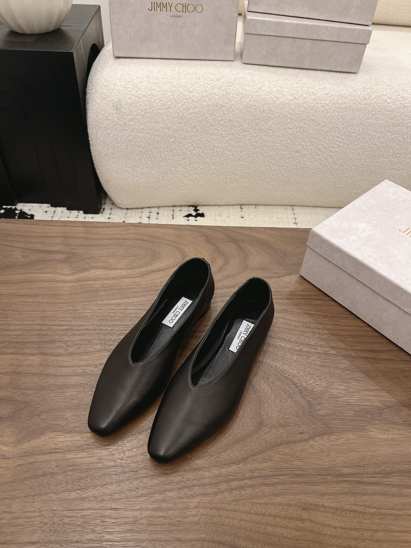 NO:904334,Jimmy Cho*26ss new summer gem-button pointed-toe flat shoes have a rich retro artistic atmosphere. The micro-pointed toe box modifies the foot shape, the matte suede texture is high-end, and the glazed metal buckle embellishes the upper. The colors are rich and unique, showing a unique and exquisite style. It is highly adaptable to wear, and it can be perfectly matched with solid color suit pants, floral long skirts, simple straight jeans, and hip skirts. It can be easily managed for daily commuting, afternoon tea with girlfriends, and light business gatherings. Upper Sheepskin  Sheepskin lining, genuine leather outsole, sizes 35-41 (customized sizes 40 and 41 are non-refundable), single shoes, jimmy choo, skirts, jeans, business suit, sheepskin, Leather soles19860909Jimmy Cho*26ss夏季新款宝石扣尖头平底单鞋 自带浓郁复古艺术气息,微尖鞋头修饰脚型,哑光绒面质感高级,琉璃宝石金属扣点缀鞋面,色彩浓烈别致,尽显独特的精致格调. 穿搭可塑性极强,纯色西装裤、碎花长裙、简约直筒牛仔裤、半身包臀裙都能完美契合,日常通勤、闺蜜下午茶、轻商务聚会都能轻松驾驭. 鞋面羊皮 内里羊皮 大底真皮大底 size35-41码（40、41码定制不退换）,单鞋,jimmy choo,skirts,jeans,business suit,sheepskin,Leather soles,Women's Shoes