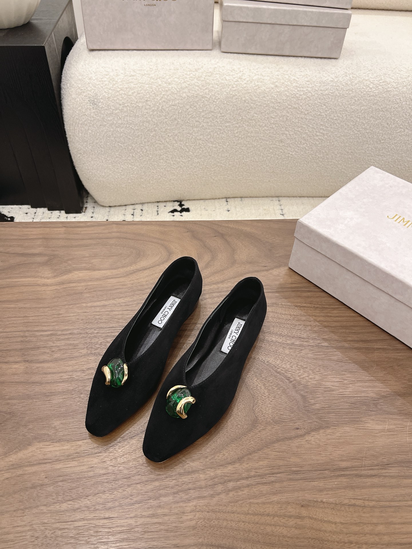 NO:904342,Jimmy Cho*26ss new summer gem-button pointed-toe flat shoes have a strong retro artistic atmosphere. The micro-pointed toe box modifies the foot shape, the matte suede texture is high-end, and the glazed metal buckle embellishes the upper. The colors are rich and unique, showing a unique and exquisite style. It is highly adaptable to wear, and it can be perfectly matched with solid color suit pants, floral long skirts, simple straight jeans, and hip skirts. It can be easily managed for daily commuting, afternoon tea with girlfriends, and light business gatherings.  Upper sheep suede, lining sheepskin, leather outsole size 35-41 (customized sizes 40 and 41 are non-returnable), single shoes, jimmy choo, skirts, jeans, business suit, sheepskin, Leather soles19860909Jimmy Cho*26ss夏季新款宝石扣尖头平底单鞋 自带浓郁复古艺术气息,微尖鞋头修饰脚型,哑光绒面质感高级,琉璃宝石金属扣点缀鞋面,色彩浓烈别致,尽显独特的精致格调. 穿搭可塑性极强,纯色西装裤、碎花长裙、简约直筒牛仔裤、半身包臀裙都能完美契合,日常通勤、闺蜜下午茶、轻商务聚会都能轻松驾驭. 鞋面羊反绒 内里羊皮 大底真皮大底 size35-41码（40、41码定制不退换）,单鞋,jimmy choo,skirts,jeans,business suit,sheepskin,Leather soles,Women's Shoes