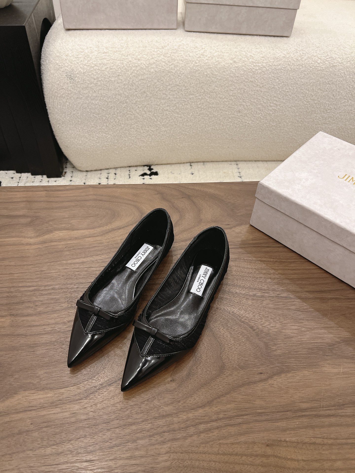 NO:904318,Jimmy Cho*26ss summer new style pleated bow pointed toe flat shoes. The pleated bow pointed toe flat shoes have an elegant and mature atmosphere. They have a neat and slender pointed toe shoe shape. The upper is made of pleated soft leather. The toe is equipped with a delicate three-dimensional small bow. The shoe body has smooth and slender lines. The shallow mouth version fits the foot. The shoe compartment is loose and not crowded. It is easy to put on and take off. It has good modification and tolerance for a variety of foot types.  Suitable for most formal and casual wear, regardless of style. Taking into account commuting comfort and fashionable atmosphere, if you want a pair of exquisite and versatile pointed-toe shoes, these pleated bow pointed-toe flat shoes are an essential item for daily travel. Mesh/silk upper, sheepskin lining, genuine leather outsole, size 35-42 (customized sizes 40, 41, and 42 are non-refundable), single shoes, jimmy choo, sheepskin, Leather soles19860909Jimmy Cho*26ss夏季新款褶皱蝴蝶结尖头平底单鞋 自带优雅轻熟氛围感的褶皱蝴蝶结尖头平底单鞋,利落纤细的尖头鞋型,鞋面采用褶皱软皮打造,鞋头位置搭配精致立体小蝴蝶结,鞋身线条流畅修长,浅口版型贴合脚面,鞋仓宽松不挤肉,穿脱轻松自在,对多种脚型都有很好的修饰包容度. 适配绝大多数正装与休闲服饰,不挑穿搭风格.兼顾通勤舒适度与时髦氛围感,想要一双精致百搭的气质尖头单鞋,这款褶皱蝴蝶结尖头平底单鞋是日常出行的刚需单品. 鞋面网纱/丝绸 内里羊皮 大底真皮大底 size35-42码（40、41、42码定制不退换）,单鞋,jimmy choo,sheepskin,Leather soles,Women's Shoes