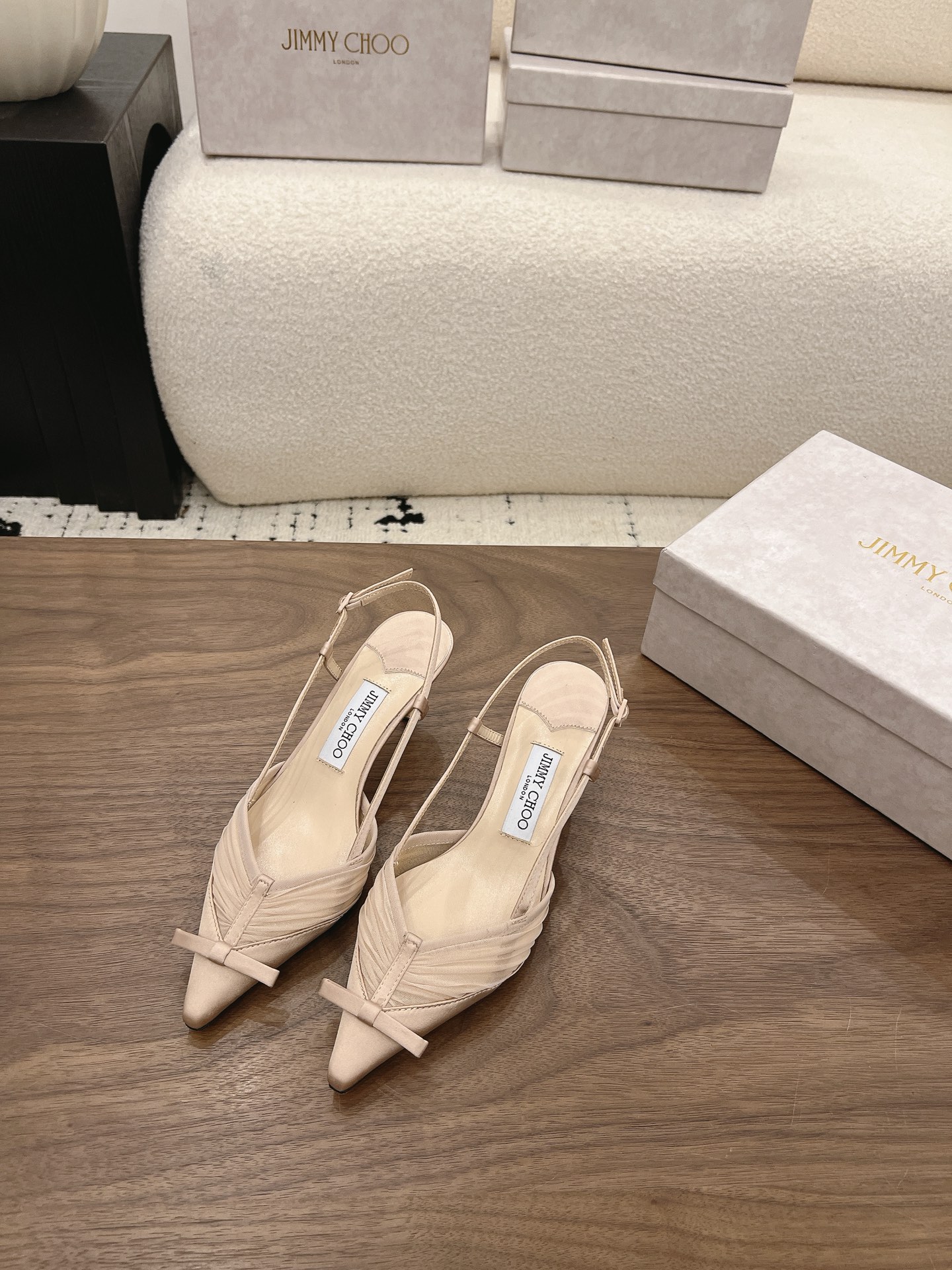 NO:904326,Jimmy Cho* 26SS new spring and summer pleated mesh bow pointed toe back sandals. The classic pointed toe shoe shape has the effect of elongating the leg shape. The combination of pleated satin + bow + back strap instantly adds a sense of sophistication and perfectly interprets the light luxury and romance of Jimmy Choo. The shoe body lines are smooth and neat, and the pointed toe design perfectly modifies the foot shape. It can be easily controlled by wide feet and fleshy feet. The upper foot becomes slender and delicate in seconds, showing a unique effect of lengthening the legs.  The back strap design fits the ankle, which not only modifies the ankle line, but also locks the foot shape firmly so that it does not sway when walking; the pleated satin material has a high-grade luster, which is gentle and noble. Satin/mesh upper, sheepskin lining, genuine leather outsole, size 35-42 (customized sizes 40, 41, and 42 are non-refundable), heel height 6.5cm, single shoes, jimmy choo, sandals, sheepskin, silk  fabric,leather soles19860909Jimmy Cho* 26SS春夏新款褶皱网纱蝴蝶结尖头后空凉鞋 经典尖头鞋型自带拉长腿型的效果,褶皱缎面+蝴蝶结+后空绑带的组合,瞬间把精致感拉满,完美诠释 Jimmy Choo 的轻奢浪漫.鞋身线条流畅利落,尖头设计完美修饰脚型,宽脚、肉脚都能轻松驾驭,上脚秒变纤细秀气的脚型,显腿长效果一绝. 后空绑带设计贴合脚踝,既修饰了脚踝线条,又能牢牢锁住脚型,走路不晃不掉；褶皱缎面材质自带高级光泽感,温柔又显贵. 鞋面绸缎/网纱 内里羊皮 大底真皮大底 size35-42码（40、41、42码定制不退换） 跟高6.5cm,单鞋,jimmy choo,sandals,sheepskin,silk fabric,Leather soles,Women's Shoes