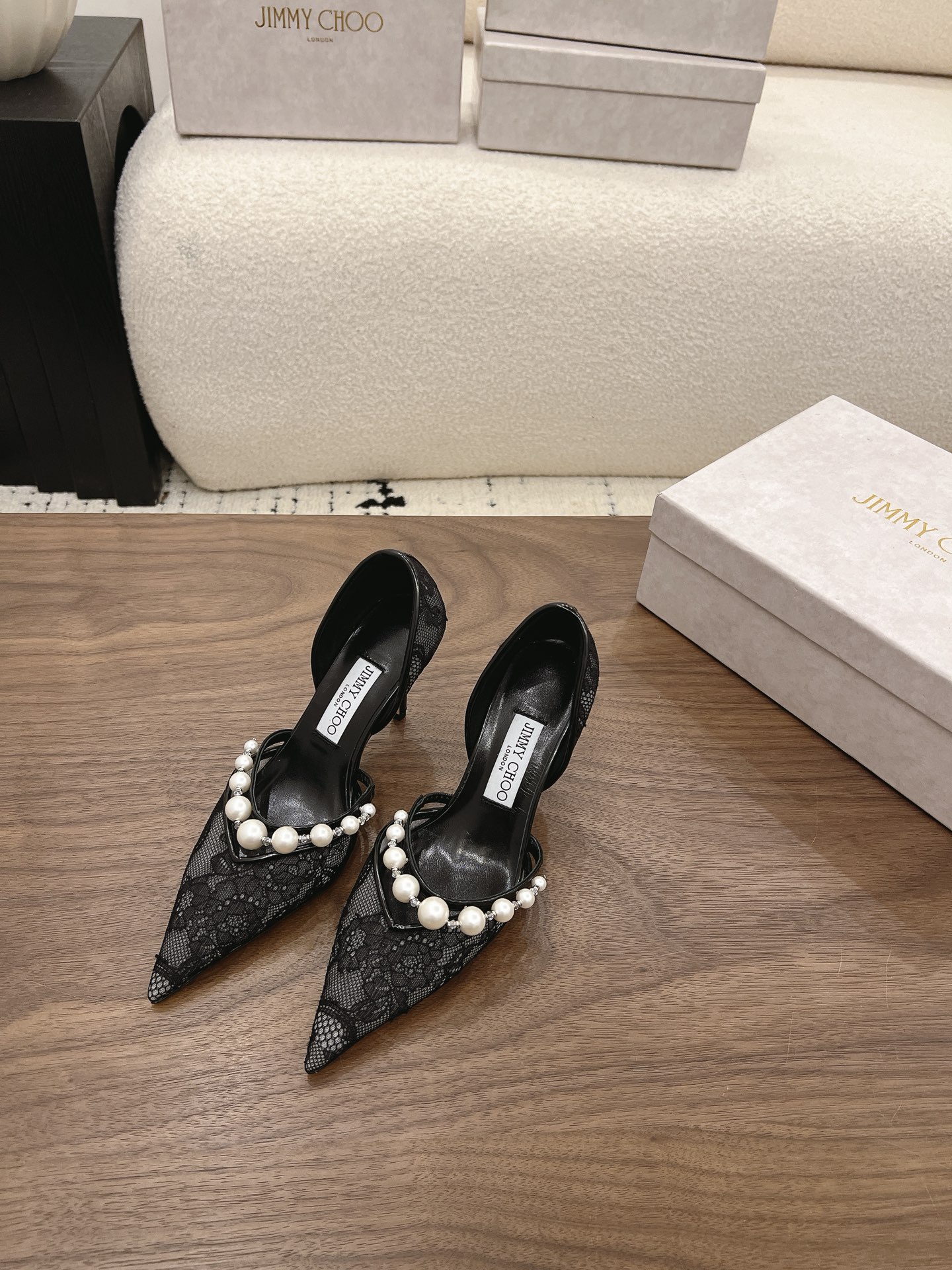 NO:904310,Jimmy Cho*26ss new summer lace and pearl hollow pointed high heels are lace and pearl hollow pointed high heels with a gentle socialite atmosphere. They have a slender pointed toe shape. The instep strap is inlaid with a row of rounded pearls. The side hollow cutout modifies the foot shape. The shoe body has neat and smooth lines. The shallow mouth version fits the instep. It has a good modification effect on wide and fleshy feet and is easy to put on and take off.  A variety of soft and high-end colors, suitable for dresses and light luxury styles, regardless of skin color. Taking into account both the sense of ceremony and the comfort of the upper foot, if you want a pair of exquisite banquet high heels, this lace pearl hollow pointed high heels are the first choice for formal occasions. Lace upper, sheepskin lining, leather outsole, size 35-42 (customized sizes 40, 41, 42 are non-refundable), heel height 8.5cm, high-heeled shoes, jimmy choo, high  heels,sheepskin,leather soles19860909Jimmy Cho*26ss夏季新款蕾丝珍珠中空尖头高跟鞋 自带温柔名媛氛围感的蕾丝珍珠中空尖头高跟,纤细修长的尖头鞋型,脚背横带镶嵌一整排圆润珍珠,侧边中空剪裁修饰脚型,鞋身线条利落流畅,浅口版型贴合脚背,对宽脚、肉脚都有不错的修饰效果,穿脱便捷. 多款配色温柔高级,适配礼服与轻奢风穿搭,不挑肤色.兼顾仪式感与上脚舒适度,想要一双精致出片的宴会高跟鞋,这款蕾丝珍珠中空尖头高跟是正式场合的优选单品. 鞋面蕾丝 内里羊皮 大底真皮大底 size35-42码（40、41、42码定制不退换） 跟高8.5cm,高跟鞋单鞋,jimmy choo,high heels,sheepskin,Leather soles,Women's Shoes