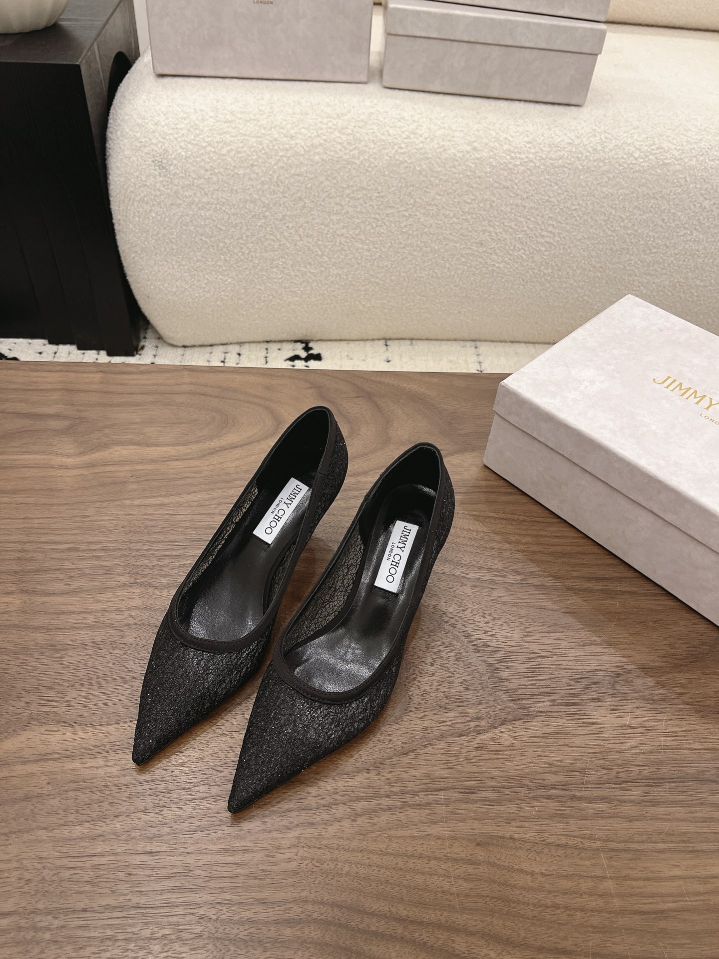 NO:904348,Jimmy Cho* 26SS early spring new lace pointed-toe high heels. These two pairs of shoes are really versatile in girls' shoe cabinets. They are easy to wear and look good!  The two classic colors of black and white are suitable for daily wear or attending important occasions. The exquisite lace mesh upper has a hazy feeling, gentle and high-end. The pointed toe design makes the feet slimmer, and can also elongate the leg shape, making the legs longer in seconds. The soft inner lining is very comfortable on the feet, and it does not wear the feet for a long time, so it is stable when walking.  The black model can be paired with a little black skirt or suit, which is smart and aura; the white model can be paired with a wedding dress or a small skirt, which is full of fairy spirit, and is very suitable as wedding shoes. You don’t have to worry about matching, it just looks good on your feet, and can be worn for commuting, dating, and weddings!  Upper lace/opening beads, lining sheepskin, leather outsole, size 35-41 (customized sizes 40 and 41 are not returnable), heel height 6.5cm, high heels, jimmy choo, high heels, skirts, business suit, sheepskin, Leather soles19860909Jimmy Cho* 26SS早春新款蕾丝尖头高跟鞋 这两双鞋真的是女生鞋柜里的百搭款,好穿又好看！黑、白两个经典颜色,不管是日常穿还是出席重要场合都合适.精致蕾丝网纱鞋面,自带朦胧感,温柔又显高级.尖头设计超显脚瘦,还能拉长腿型,秒变大长腿.软乎乎的内里上脚很舒服,久穿也不磨脚,走路稳当. 黑色款搭小黑裙、西装,干练又有气场；白色款配婚纱、小裙子,仙气满满,当婚鞋超合适.不用费心搭配,上脚就好看,通勤、约会、婚礼都能穿！ 鞋面蕾丝/开标珠 内里羊皮 大底真皮大底 size35-41码（40、41码定制不退换） 跟高6.5cm,高跟鞋单鞋,jimmy choo,high heels,skirts,business suit,sheepskin,Leather soles,Women's Shoes