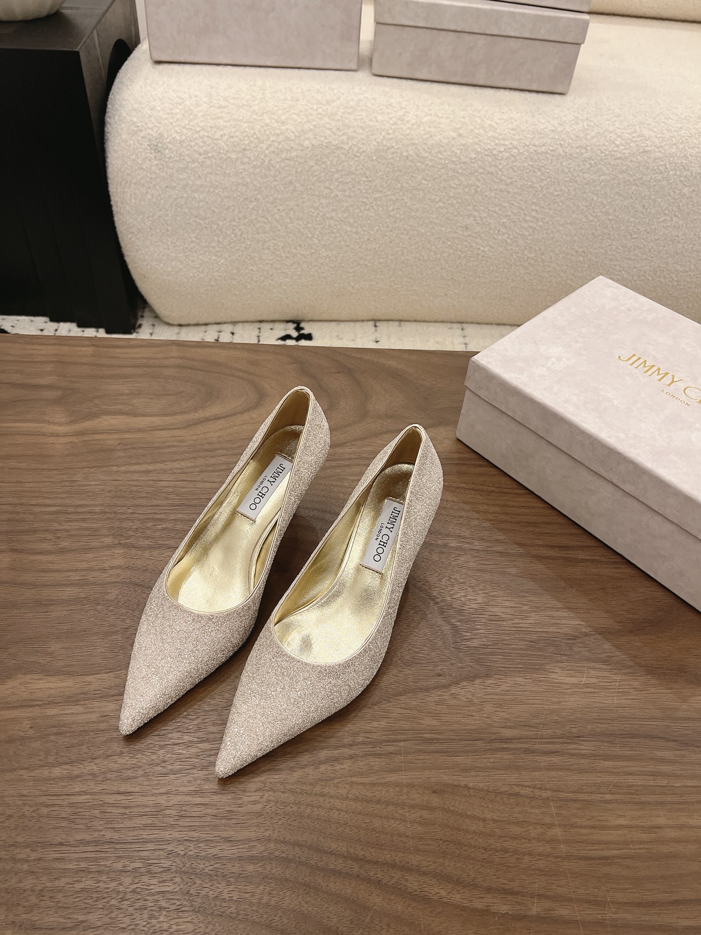 NO:904355,Jimmy Cho* 26SS early spring new model glittering pointed-toe high-heeled shoes. They are made of glittery Glitter fabric. They look like walking stars on your feet. They are beautiful with no blind spots. The super-pointed toe directly modifies the shape of your feet to perfection. The slender heels instantly make your legs longer. They are ridiculously stable when you walk. They have a golden leather lining. They are full of texture and soft on your feet. They can be used as wedding shoes, for dinners, or as commuting suits.  Every girl should have her own pair of Jimmy Choo, wearing starlight on her feet, sparkling with every step she takes!  Upper Grete, lining sheepskin, outsole genuine leather, size 35-41 (customized sizes 40 and 41 are non-refundable), heel height 6.5cm, high heels, jimmy choo, high heels, business suit, sheepskin, Leather soles19860909Jimmy Cho* 26SS早春新款闪钻尖头高跟鞋 满幅闪粉格利特面料,上脚就是行走的星光°无死角好看,超尖鞋头直接把脚型修饰到完美,细跟秒变大长腿,走路稳到离谱,金色真皮内里,质感拉满,上脚软乎乎的,暴走一天都不磨脚婚礼当婚鞋、晚宴穿、通勤搭西装,怎么搭都好看,百搭到哭. 每个女生都该拥有一双属于自己的Jimmy Choo,把星光穿在脚上,每一步都闪闪发光！ 鞋面格力特 内里羊皮 大底真皮大底 size35-41码（40、41码定制不退换） 跟高6.5cm,高跟鞋单鞋,jimmy choo,high heels,business suit,sheepskin,Leather soles,Women's Shoes