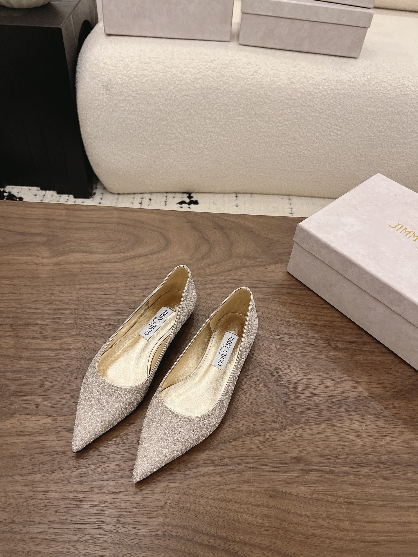NO:904363,Jimmy Cho* 26SS early spring new shiny diamond pointed-toe flats are made of glittery pink fabric all over, and the upper part of the foot directly sparkles. They are beautiful without any blind spots. The super-pointed toe makes the feet slimmer. The flat-soled design is ridiculously stable when walking. They don’t wear out your feet even if you run around all day. They are lined with gold leather and are soft on the upper foot. They are not crowded at all. Even sisters with wide feet can walk.  Wear them as wedding shoes, for dinner, or as a suit for commuting. They look good no matter how you wear them. They are so versatile that you can have a sense of luxury without tiptoeing. If you like them, just close your eyes and wear them!  Upper Grete, lining sheepskin, outsole genuine leather, size 35-41 (customized sizes 40 and 41 are non-returnable), high-heeled shoes, jimmy choo, flats, high heels, business suit, sheepskin, Leather soles19860909Jimmy Cho* 26SS早春新款闪钻尖头平底鞋 满幅闪粉面料,上脚直接闪到发光,°无死角好看,超尖鞋头巨显脚瘦,平底设计走路稳到离谱,暴走一天都不磨脚,金色真皮内里,上脚软乎乎的,完全不挤脚,宽脚姐妹也能冲. 婚礼当婚鞋、晚宴穿、通勤搭西装,怎么搭都好看,百搭到哭,不用踮脚也能拥有的高级感,喜欢的姐妹,闭眼冲就对了！ 鞋面格力特 内里羊皮 大底真皮大底 size35-41码（40、41码定制不退换）,高跟鞋单鞋,jimmy choo,flats,high heels,business suit,sheepskin,Leather soles,Women's Shoes