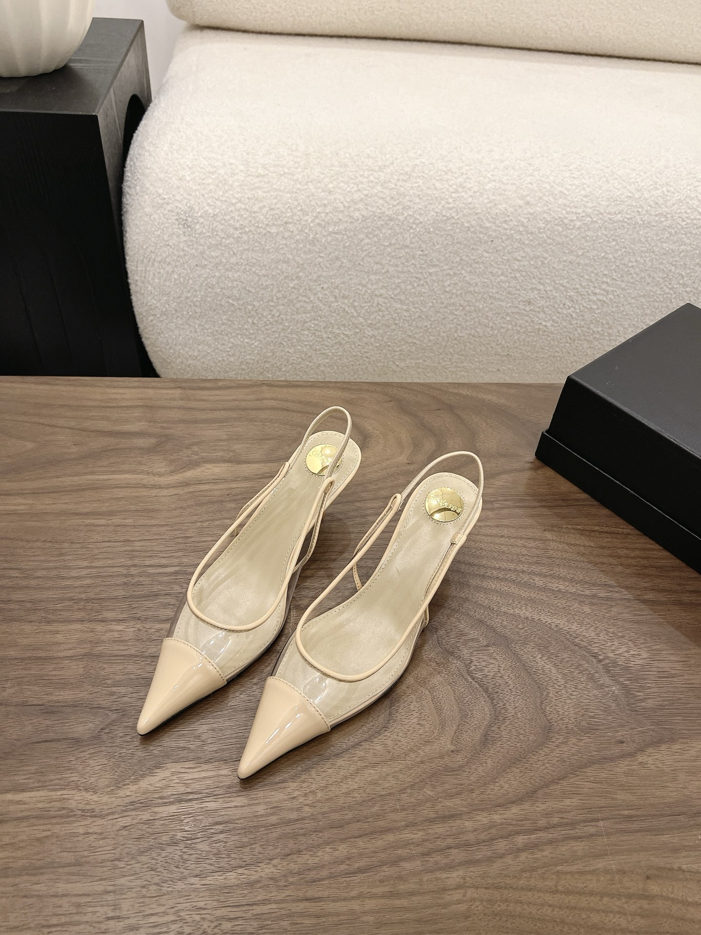 NO:904316,Saint Lauren*YSL's new summer style pointed-toe mesh color-blocked high-heeled sandals. The neat pointed-toe lines bring retro elegance. The classic black and white color scheme is calm and atmospheric, while the bright yellow contrasting color is bright and eye-catching. Both styles can easily adapt to your daily wear.  The thin strap back strap design can not only firmly fix the shoe body, but also visually lengthen the ankle line, modifying the slender and skinny foot shape. The pointed toe toe naturally extends the proportion of the leg, and is matched with a delicate stiletto heel. It has a swaying femininity when walking, which can be held for commuting and dating. Patent leather upper/mesh lining Sheepskin outsole Genuine leather outsole size 35-40 (customized size 40 is non-returnable) Heel height 6cm, high-heeled sandals, saint  laurent,saint laurent,sandals,high heels,sheepskin,leather soles19860909Saint Lauren*YSL夏季新款尖头网纱拼色后绊带高跟凉鞋 利落尖头线条自带复古优雅气场.经典黑白配色沉稳大气,明黄撞色明媚吸睛,两种风格都能轻松适配你的日常穿搭. 细带后绊带设计既能牢牢固定鞋身,又能在视觉上拉长脚踝线条,修饰出纤细骨感的脚型.尖头鞋头自然延伸腿部比例,搭配精致细跟,走路时自带摇曳生姿的女人味,通勤约会都能hold住. 鞋面漆皮/网布 内里羊皮 大底真皮大底 size35-40码（40码定制不退换） 跟高6cm,高跟鞋凉鞋,saint laurent,saint laurent,sandals,high heels,sheepskin,Leather soles,Women's Shoes